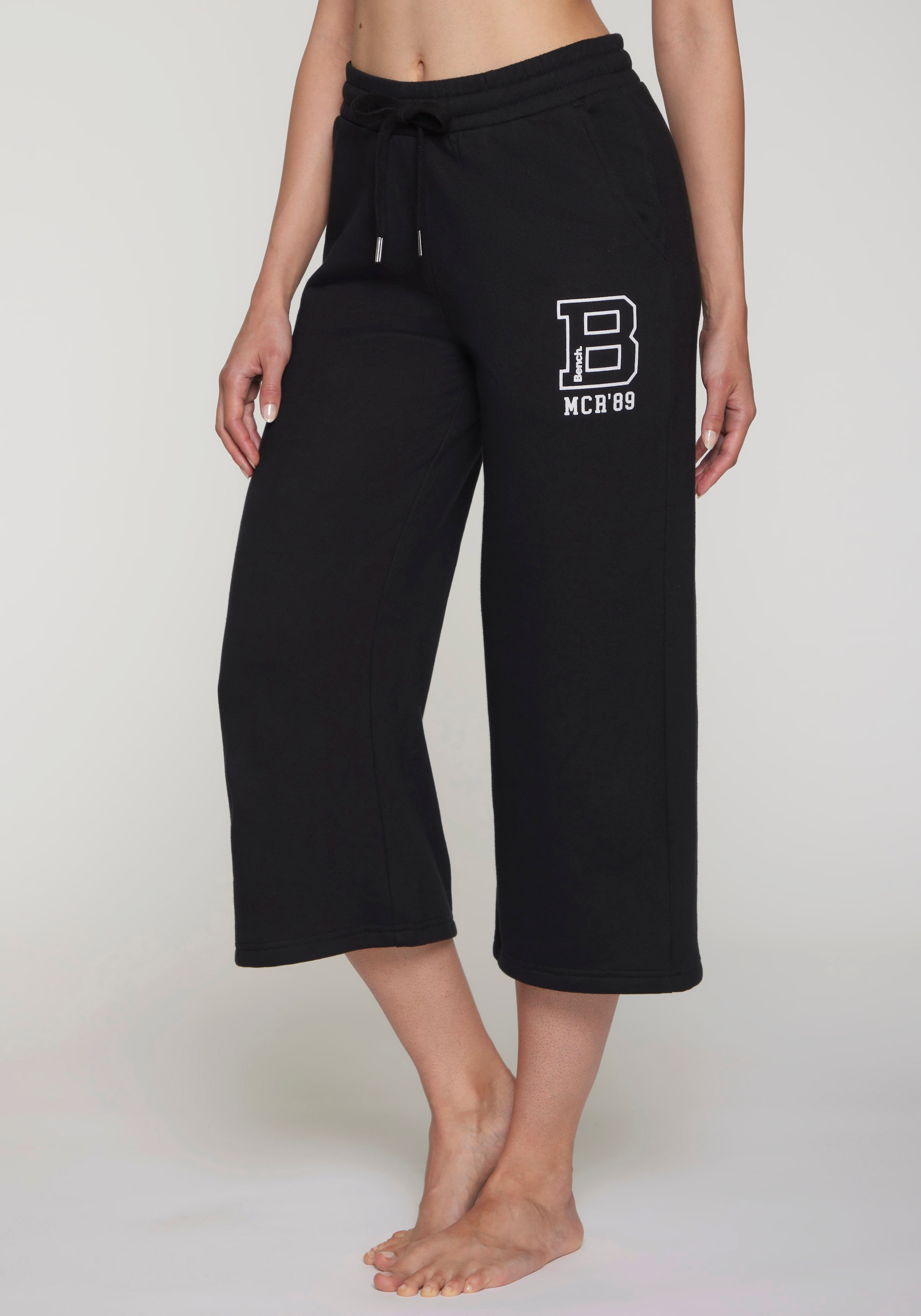 Bench. Loungewear 7/8-Hose »Ankle Athletic Jogginghose«  mit seitlichen Taschen und Logoprint, Loungewear
