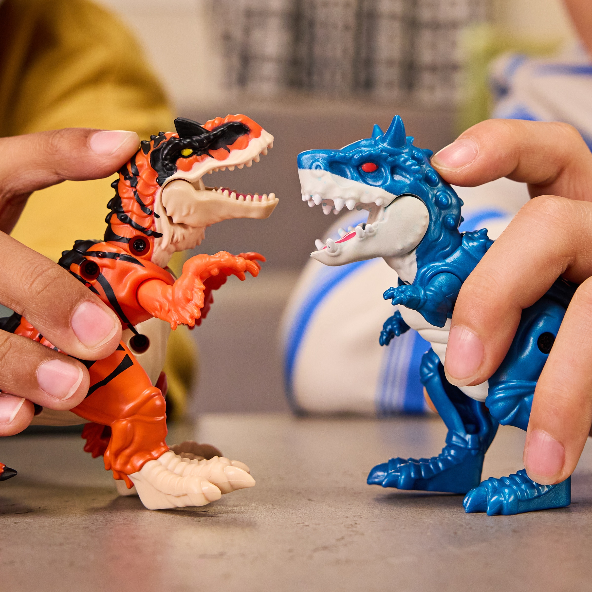 Spin Master Spielfigur »Primal Hatch Hybrid Dinos - Dino Actionfigur im Ei« mit Schlüpffunktion; sortierte Lieferung