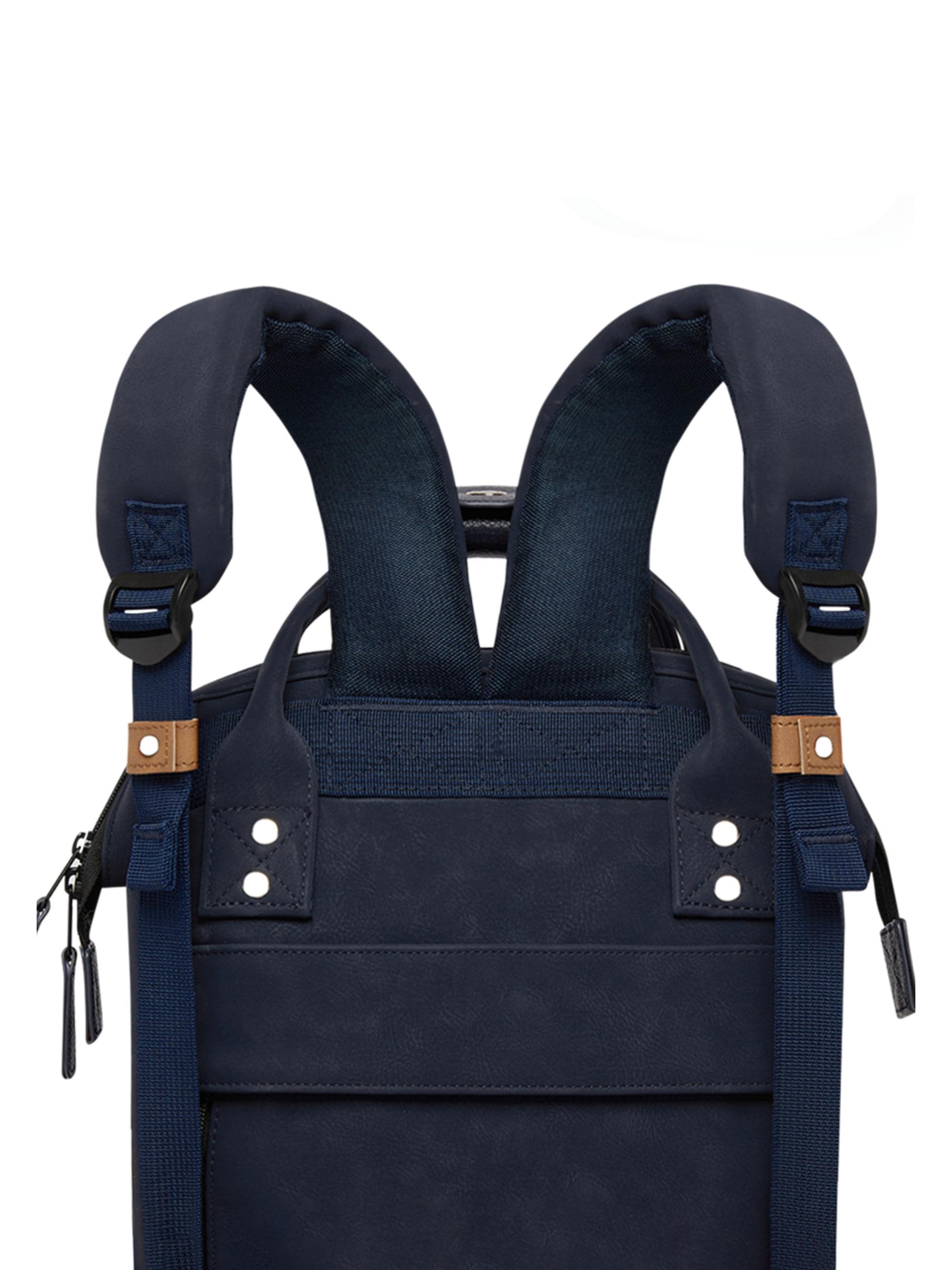 CABAIA Tagesrucksack »Tagesrucksack Adventurer S Nubuck«, Cityrucksack aus hochwertigem Kunstleder