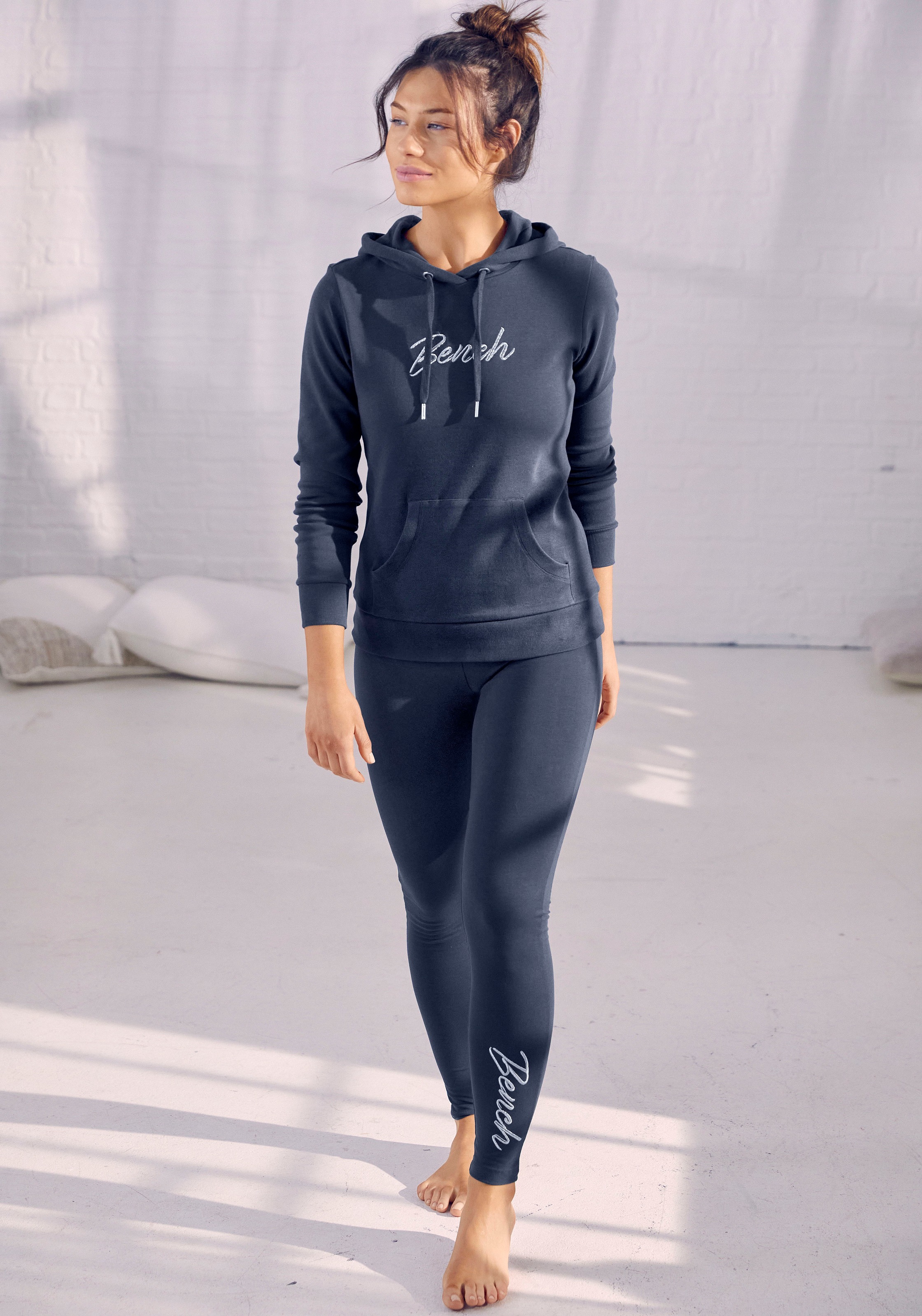 Bench. Loungewear Leggings, mit glitzernder Logostickerei auf dem Bein