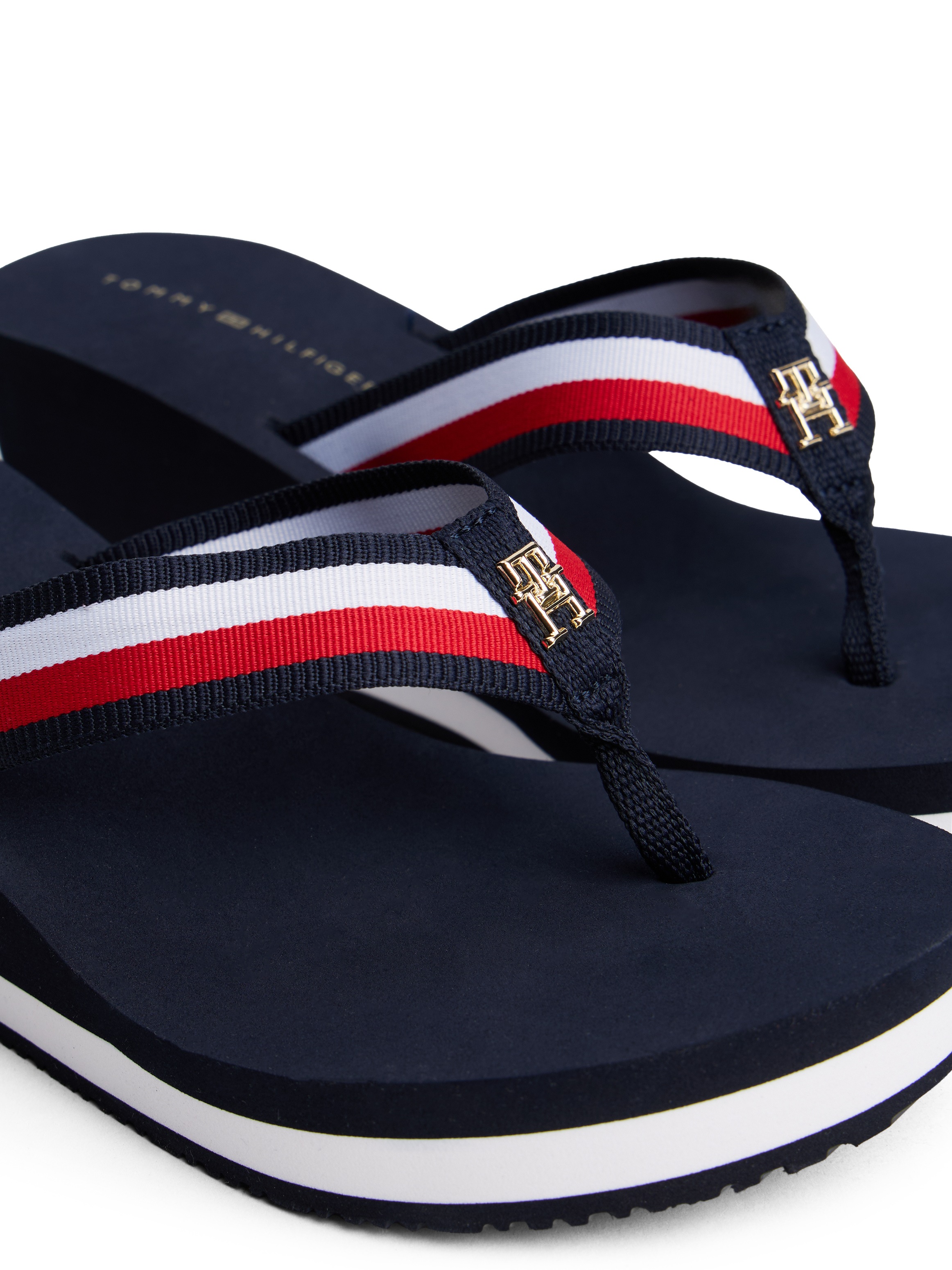 Tommy Hilfiger Dianette »TH CORPORATE WEDGE BEACH SANDAL«, Keilabsatz, Sommerschuh, Zehentrenner mit gestreiften Bandagen