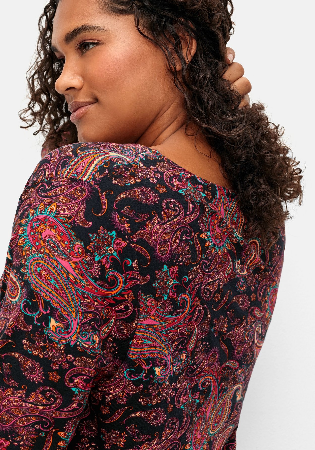 Sheego Langarmshirt »Langarmshirt in Wickeloptik, mit Paisleydruck«, in Wickeloptik, mit Paisleydruck