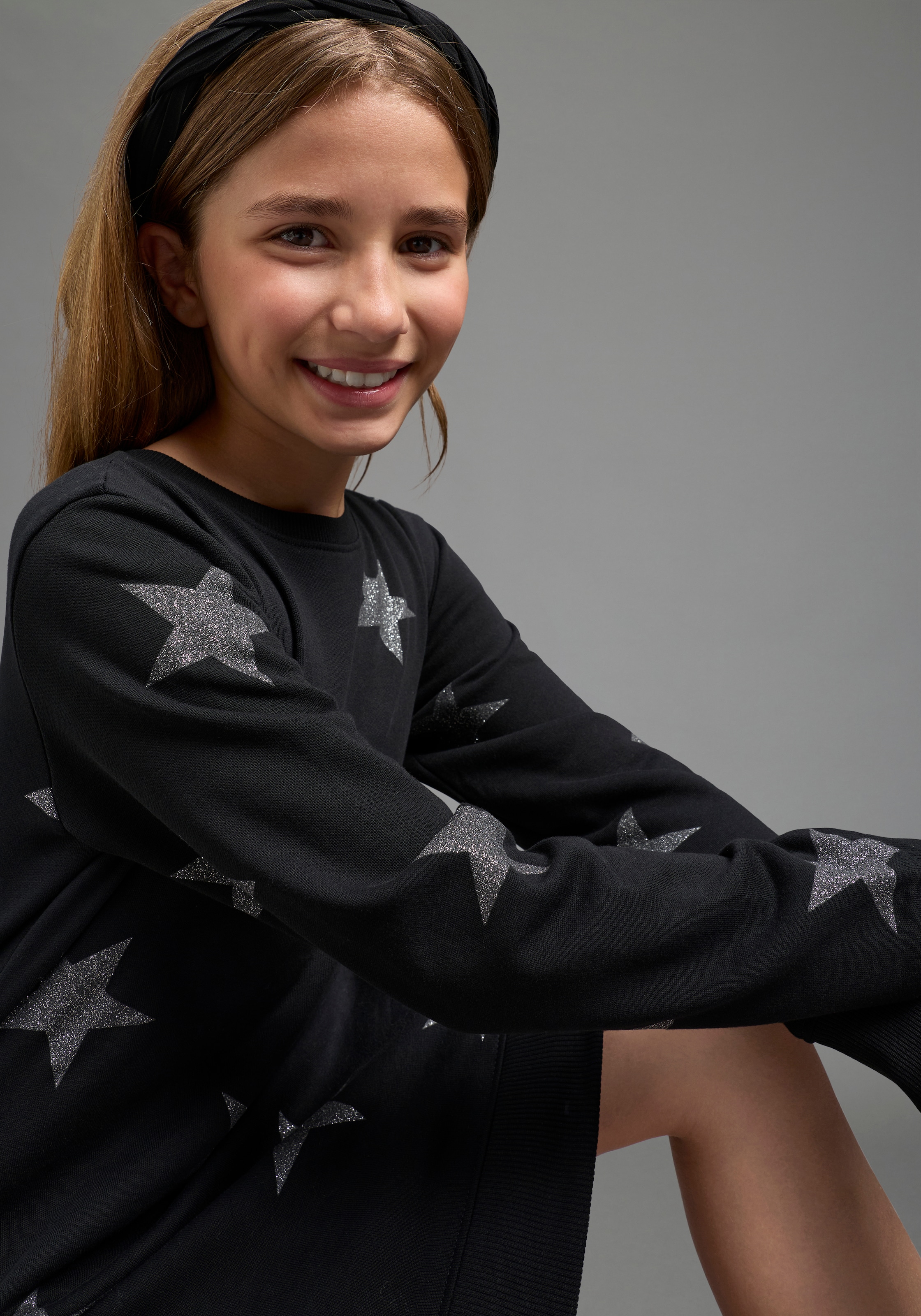 KIDSWORLD Sweatkleid »Sterne-Allover Kleid« Sweatkleid mit Glitzer für den Alltag, sportlicher Touch
