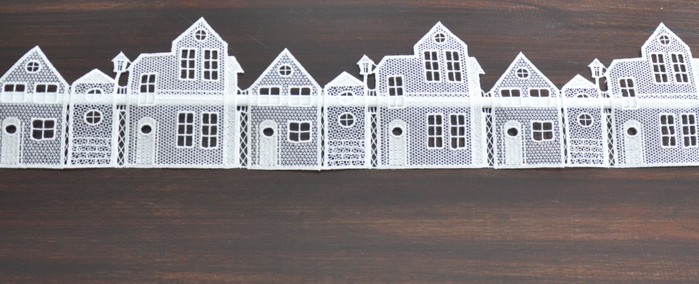 Stickereien Plauen Fensterdekoration »Häuser« Fensterdekoration "Häuser" in weiß, Größe B/L: 63 cm x 13 cm