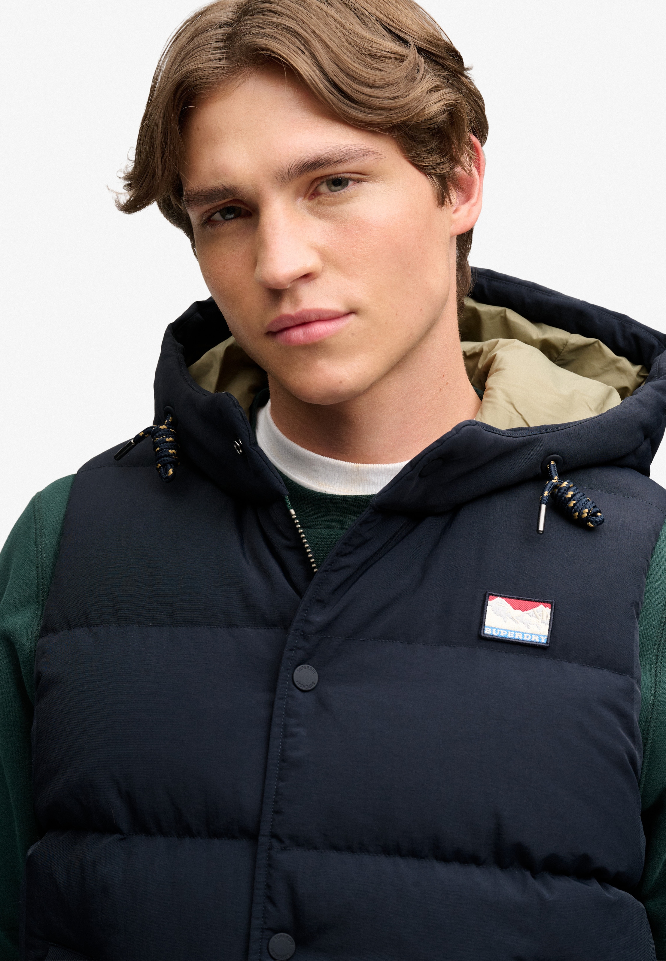 Superdry Steppweste »HOOD SHORT EVEREST GILET« Regular Fit, mit Reißverschluss, aus Nylon und Kunstfaser