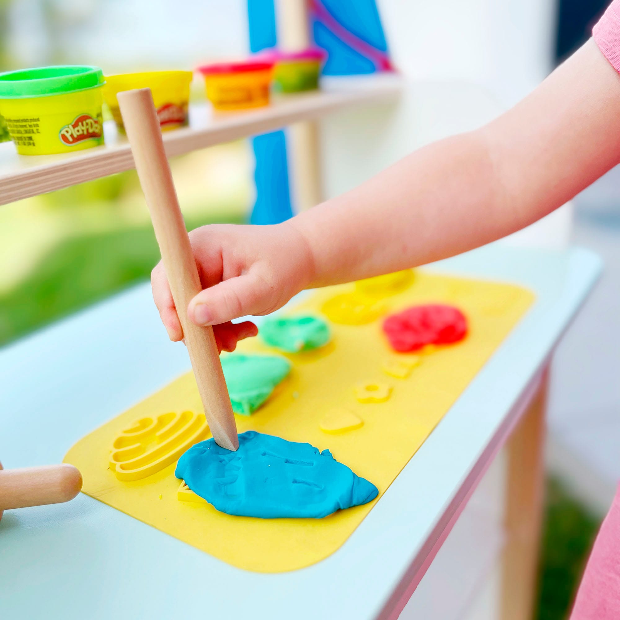 roba® Kindersitzgruppe »Play-Doh Schulpult«, (Set), inkl. 3D-Kreativmatte, 6 Knetdosen, Schürze