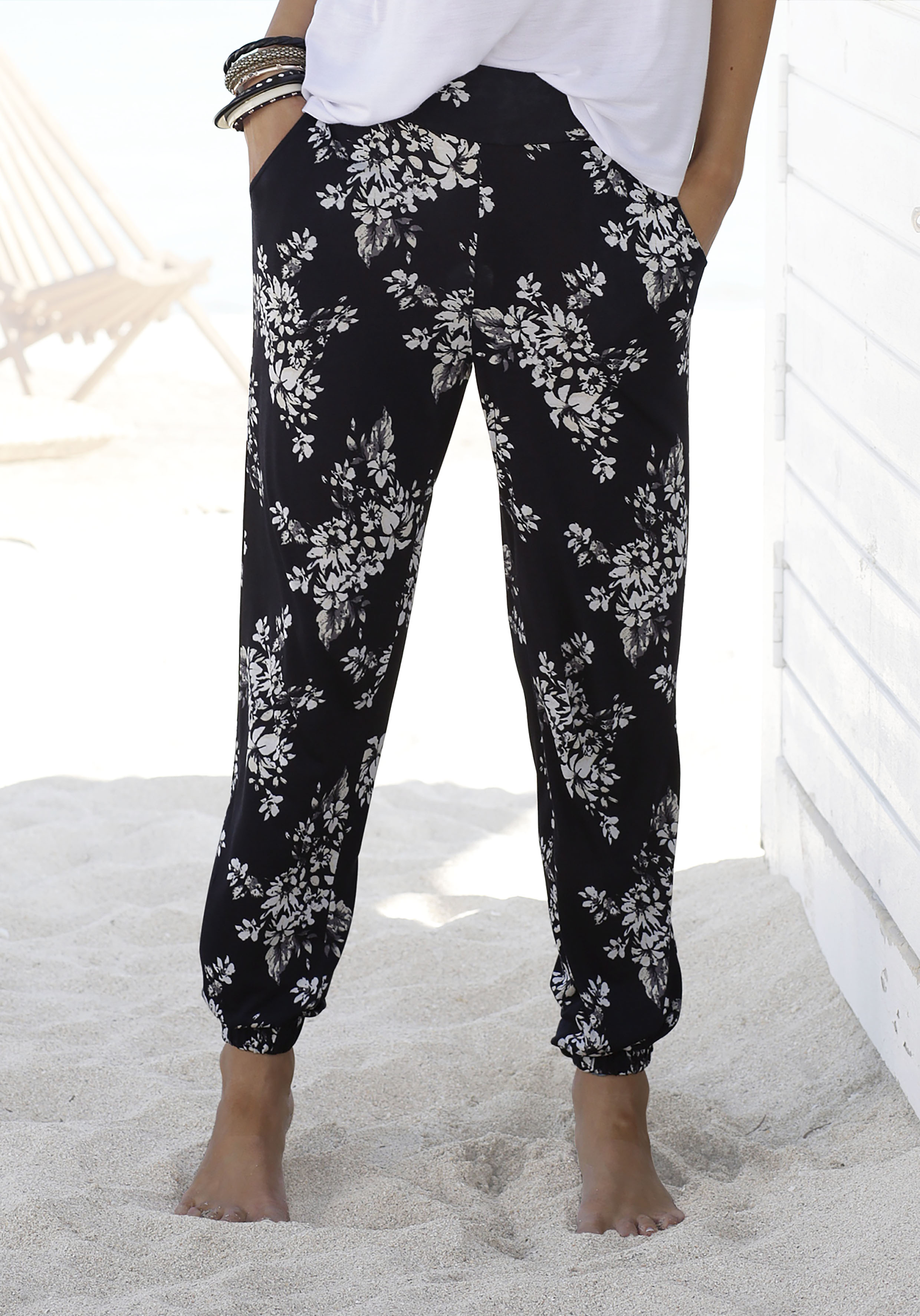 Strandhose, mit dezentem Blumendruck