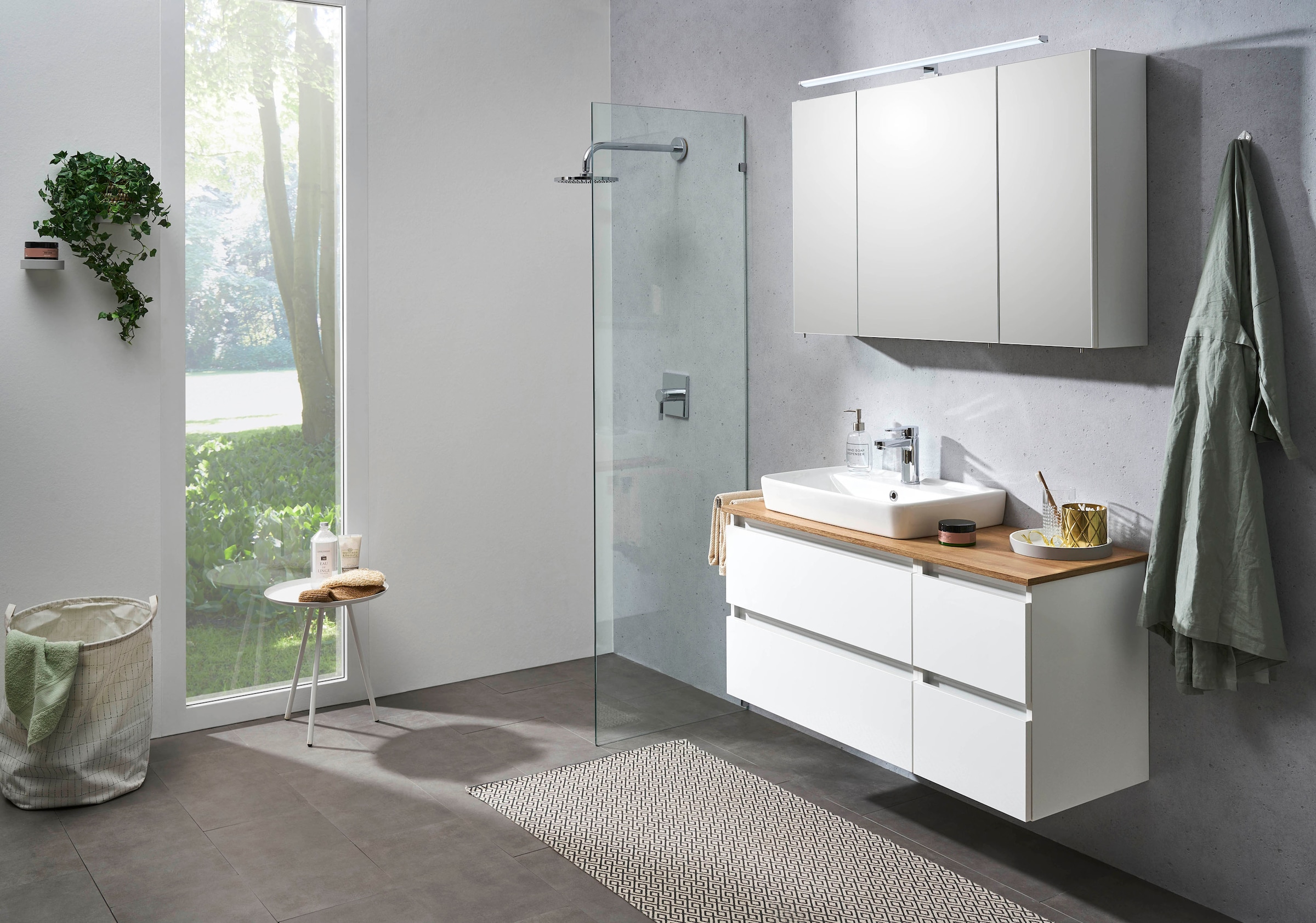 Saphir Spiegelschrank »Quickset 360 Badschrank, 3 Spiegeltüren, 6 Einlegeböden, 110 cm breit«, inkl. LED-Beleuchtung, Türdämpfer, Schalter-/Steckdosenkombination