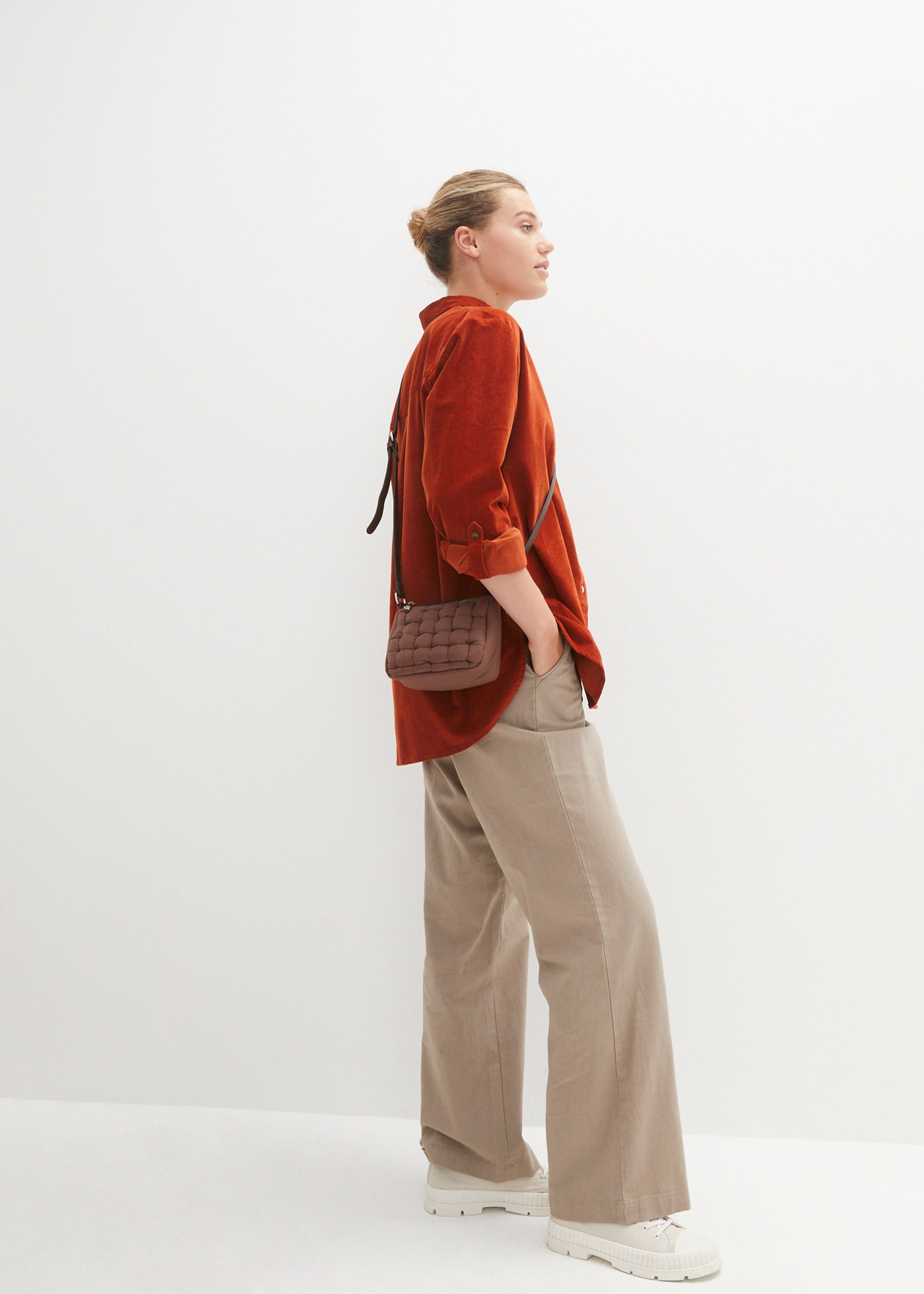 bonprix Langarmbluse »Cord-Hemd mit Seitenschlitz« lockere Passform, für den Alltag, aus Cord, mit Hemdblusenkragen