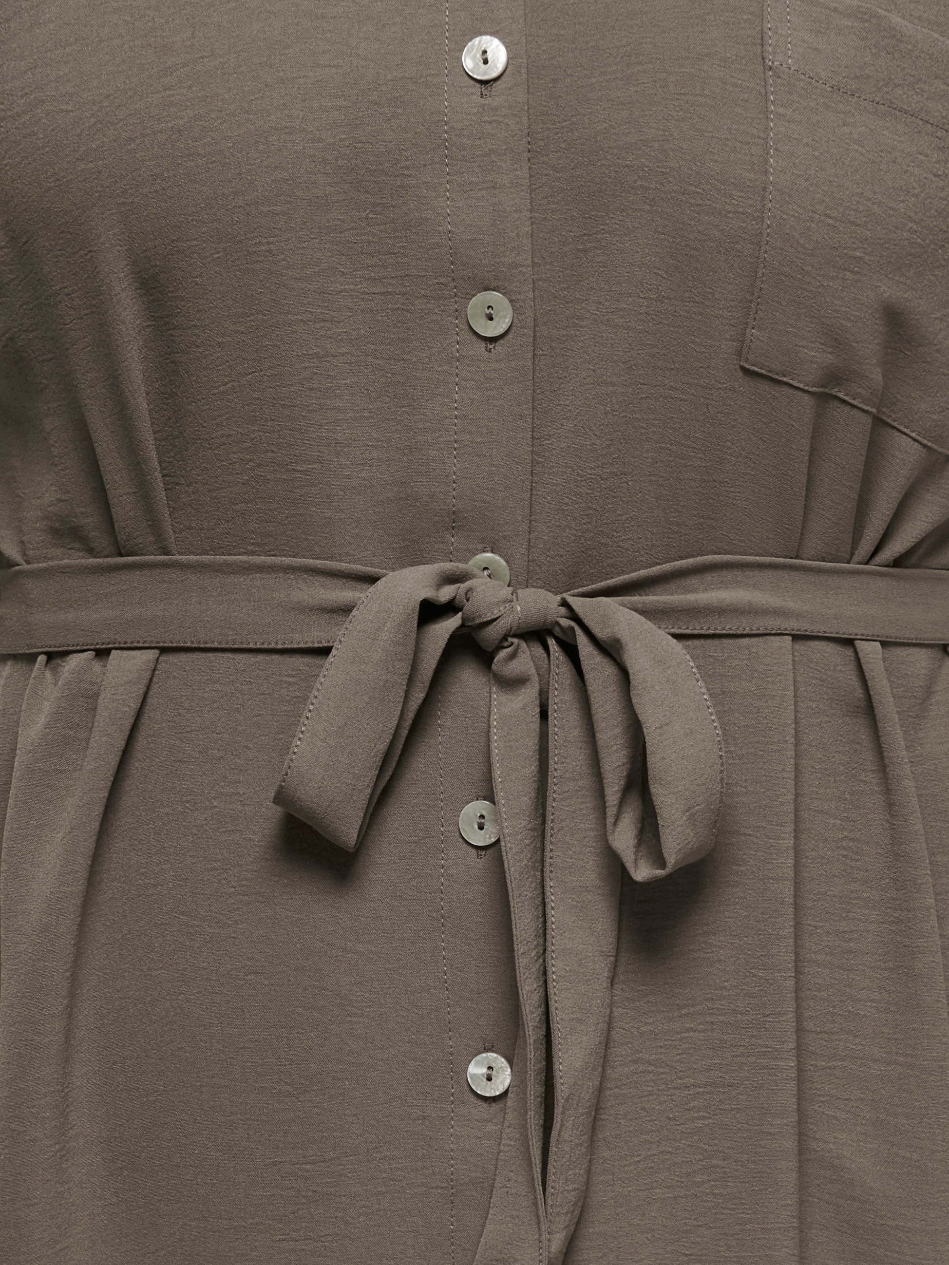 ONLY CARMAKOMA Hemdblusenkleid »CARMETTA S/S V-NECK SH DRESS WVN NOOS« Brusttasche Sommerkleid mit Kurzarm, Taillen-Bindegürtel, normaler Fit