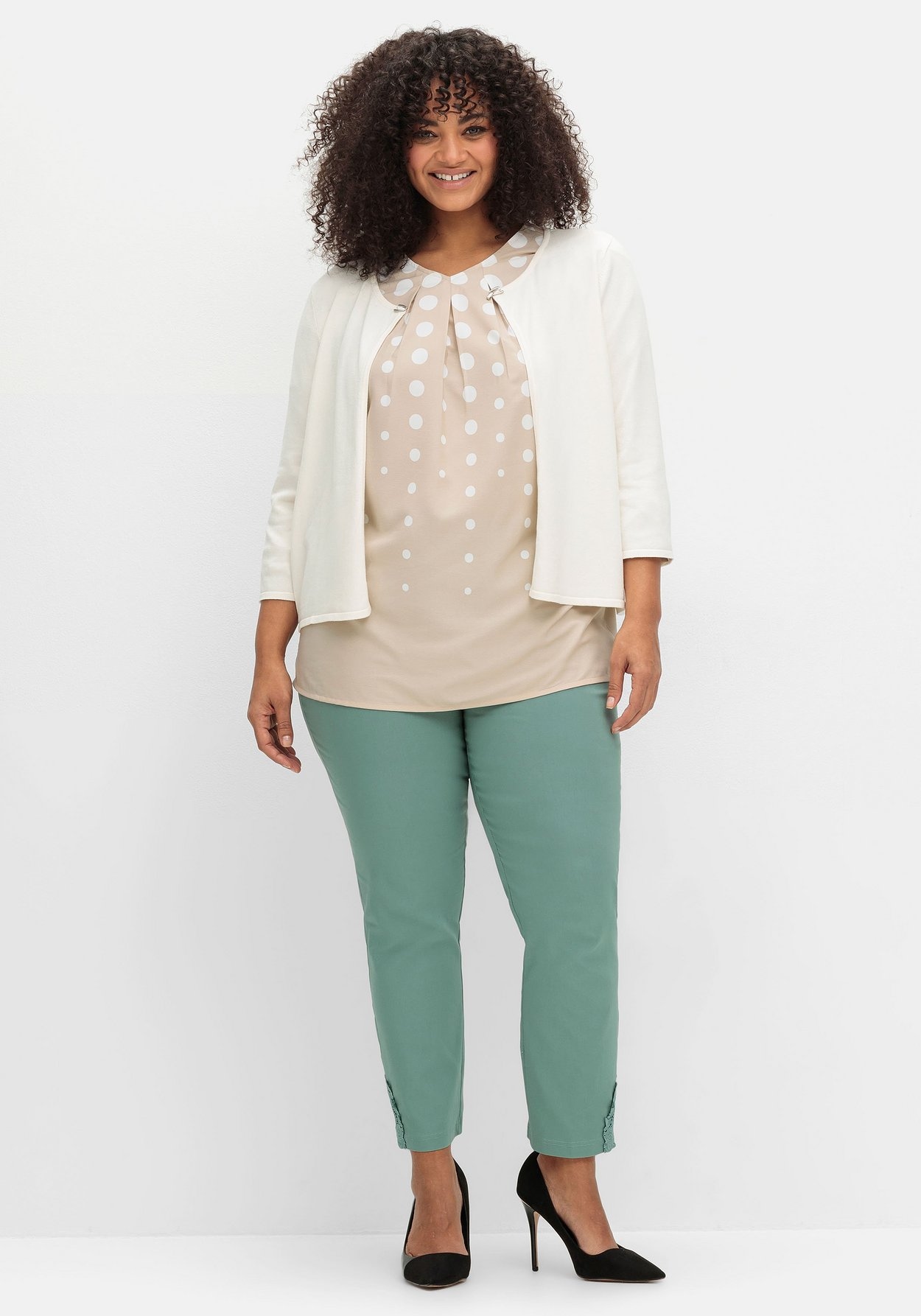 Sheego Strickjacke »Kurze Strickjacke mit Zierspange am Ausschnitt«