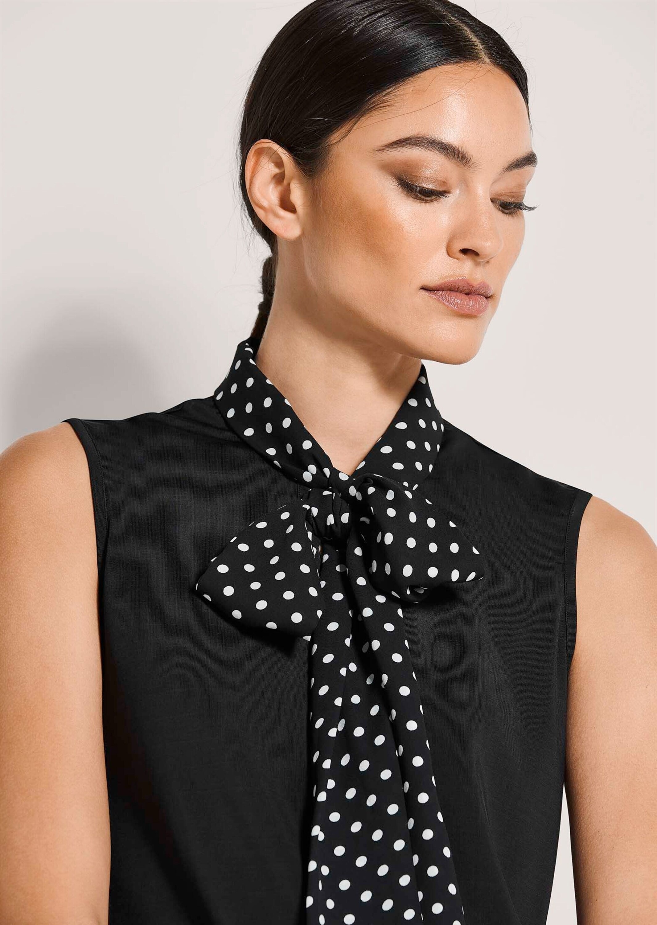 MADELEINE Kurzarmshirt »Jerseyshirt Elegantes Blusenshirt mit Schluppe« Gepunktete Schluppe