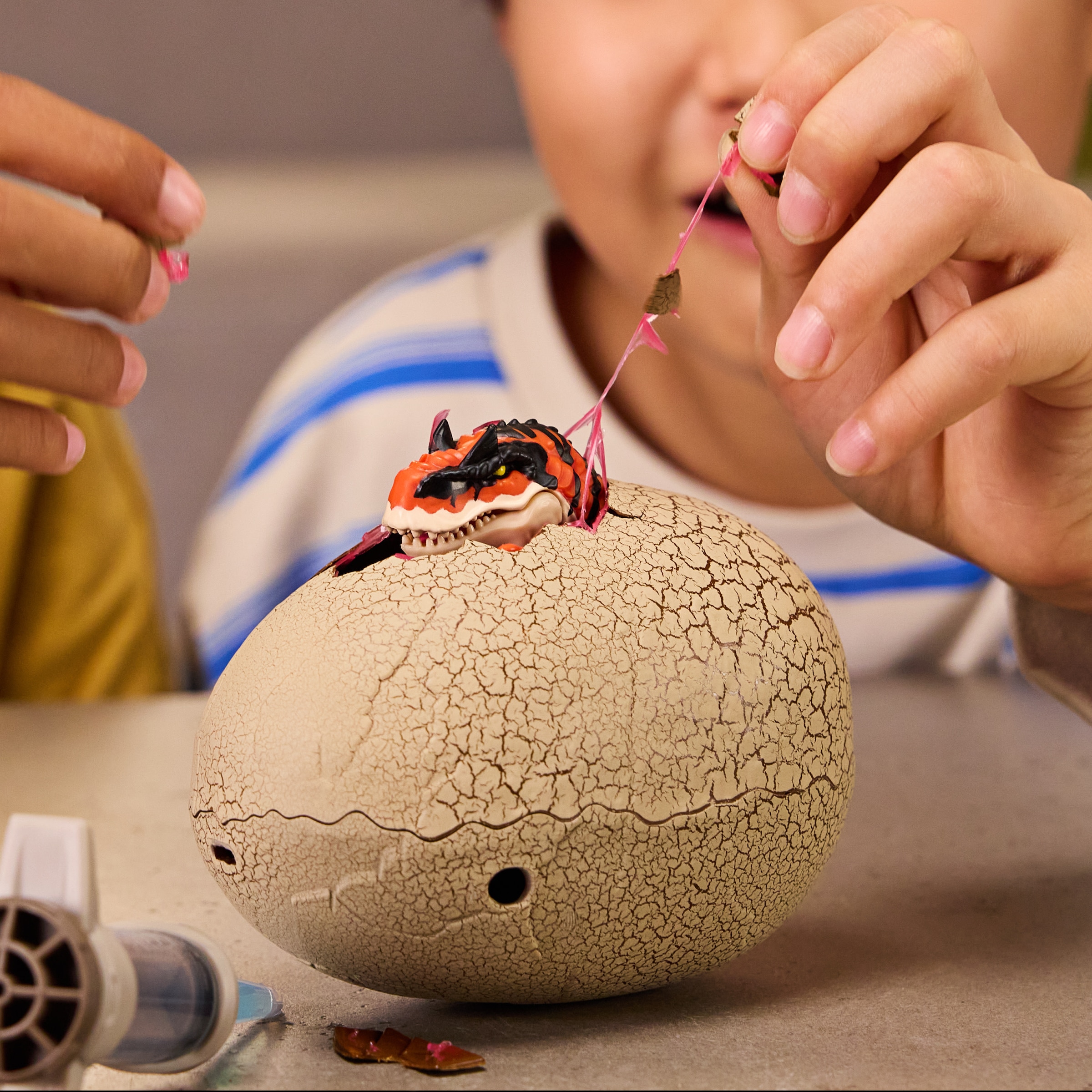 Spin Master Spielfigur »Primal Hatch Hybrid Dinos - Dino Actionfigur im Ei« mit Schlüpffunktion; sortierte Lieferung