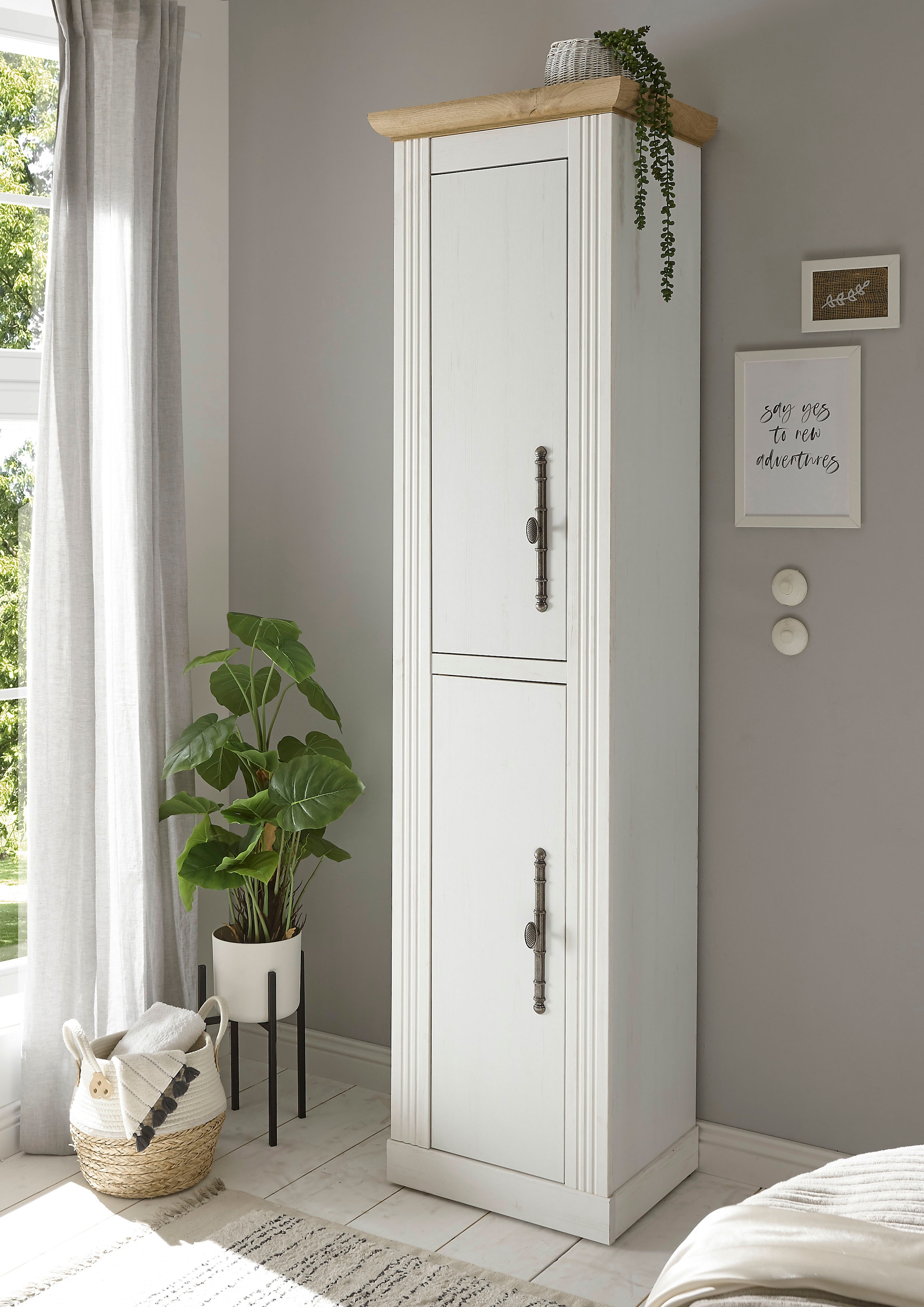 Home affaire Stauraumschrank »WESTMINSTER, Badschrank im Landhausstil, Schrank mit Metallgriffen« in 2 Farben verfügbar, mit Stauraum hinter Drehtüren