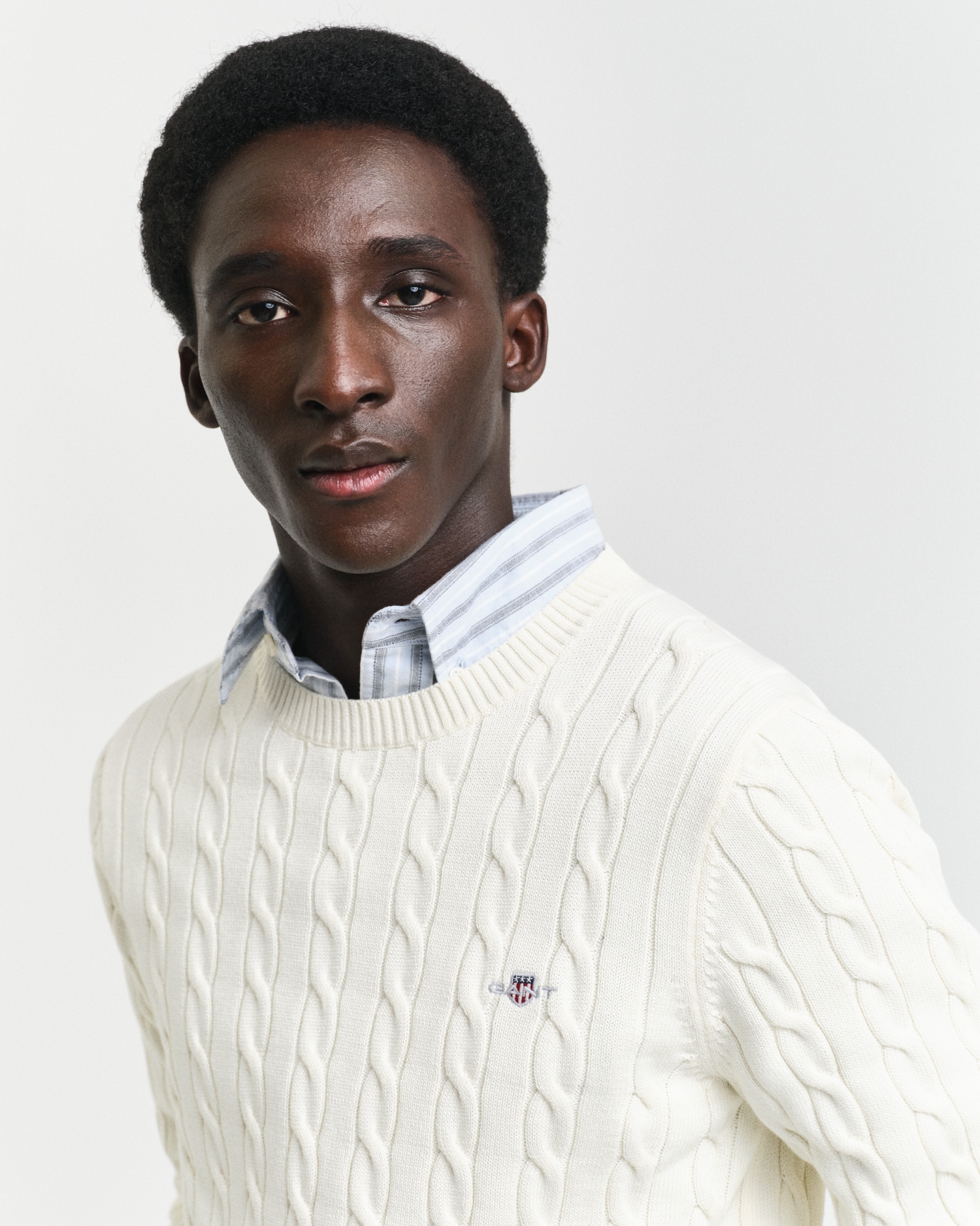 Gant Strickpullover »COTTON CABLE C-NECK«, mit Wappen-Logostickerei auf der Brust