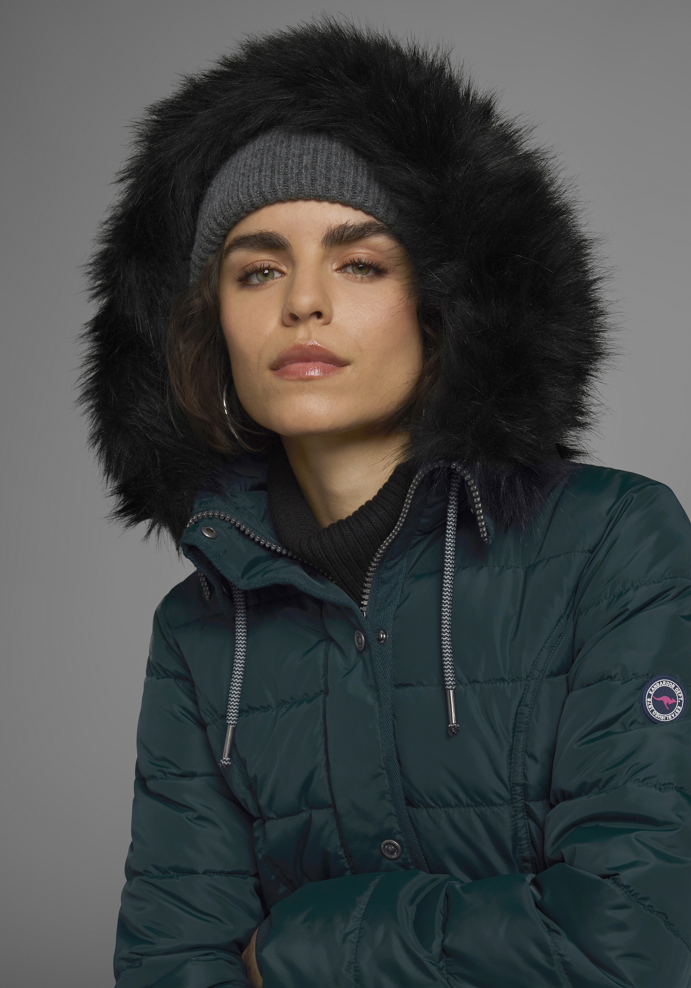 KangaROOS Steppjacke, mit Kapuze, figurbetonter Schnitt, mit Reißverschlusstaschen