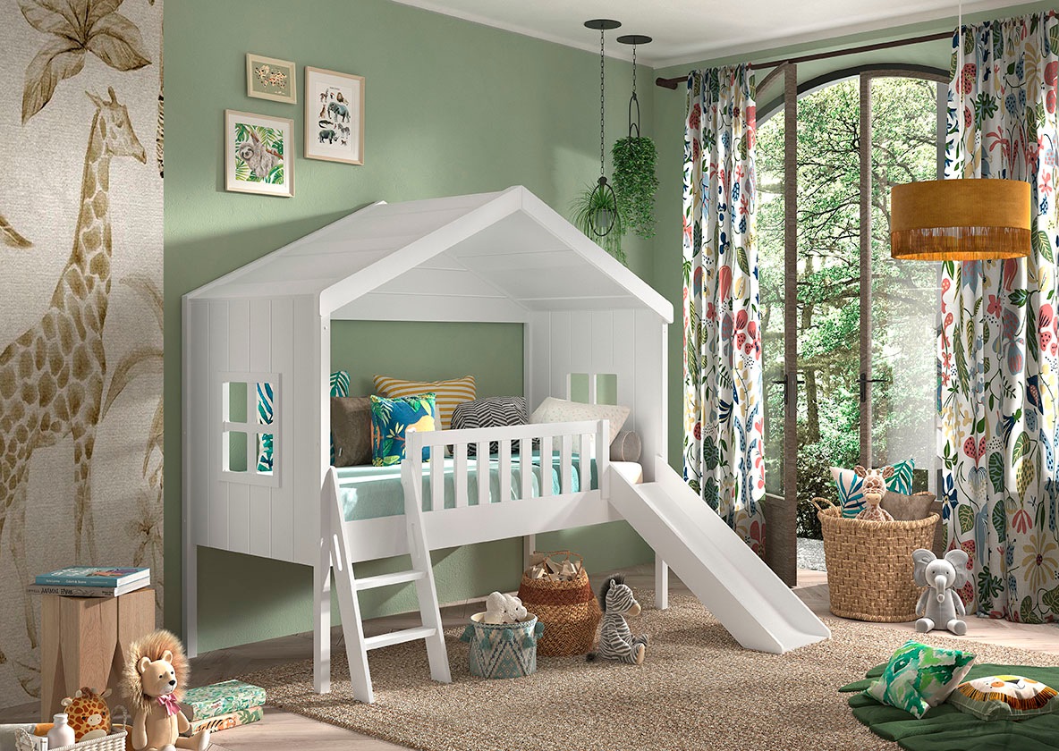 Vipack Hausbett »Kiefer massiv weiß lackiert, Made in Europe, stabil gebaut«, (B/H/T ca. 213x201,8cm, wahlweise mit und ohne Rutsche), mit Leiter, seitliche Fenster, Rolllattenrost und Absturzschutz