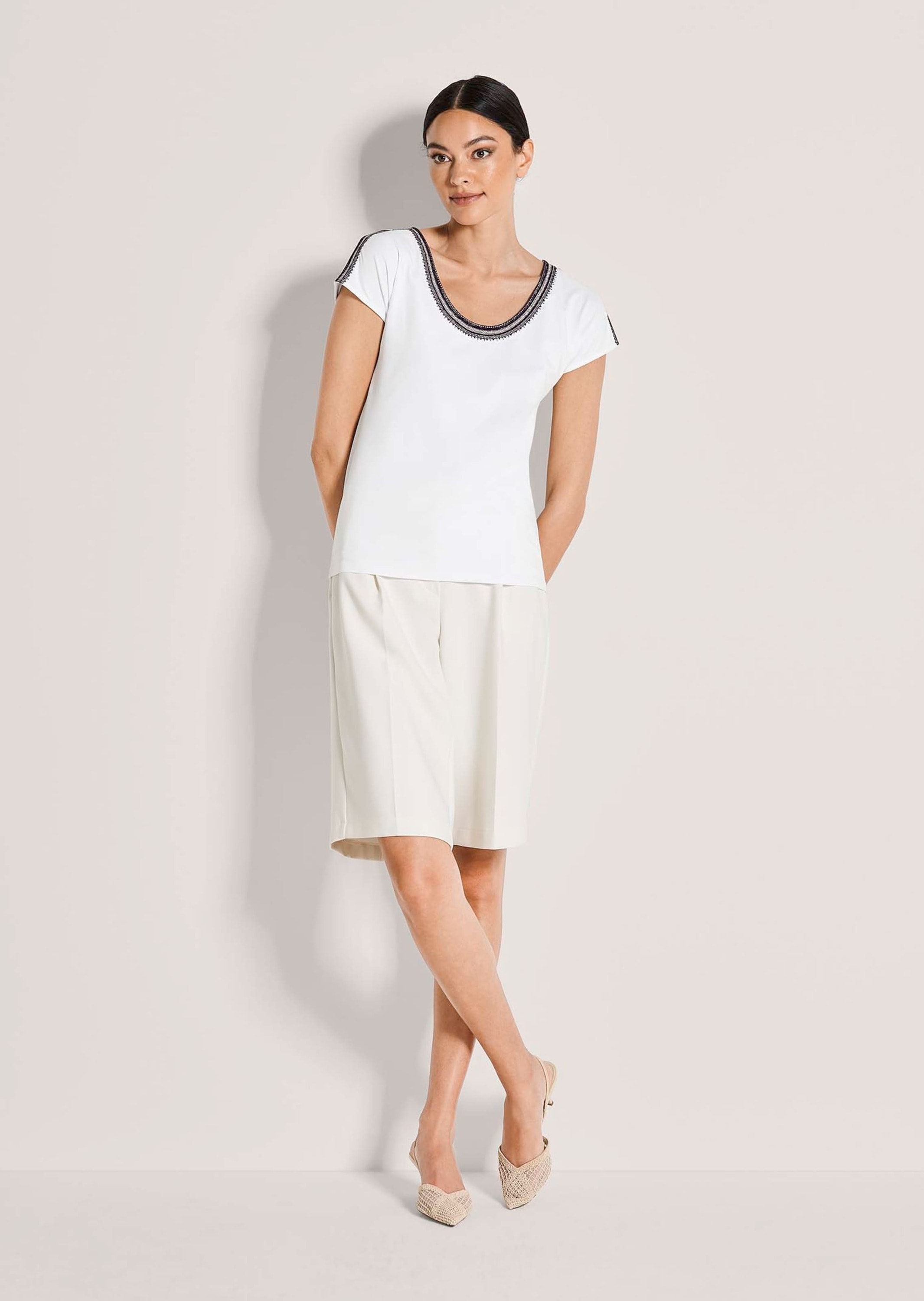 MADELEINE Kurzarmshirt »Blusenshirt Rundhals-Shirt mit Stickerei, Kurzarm« Dekorative Stickerei