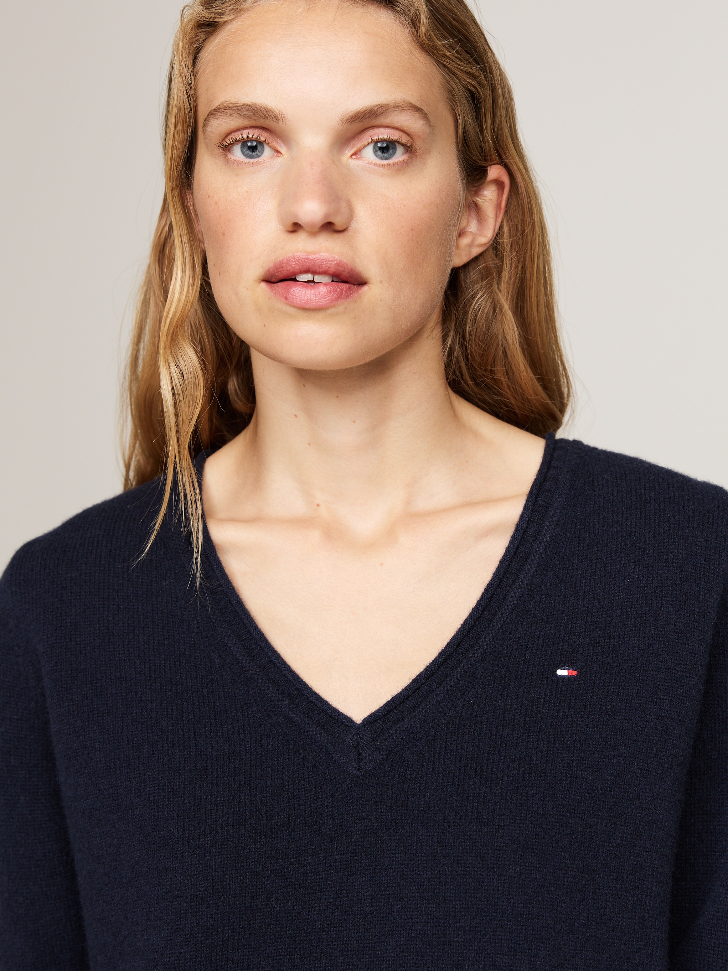 Tommy Hilfiger Strickpullover »SOFT WOOL V-NK SWEATER«, mit V-Ausschnitt aus 100% Wolle