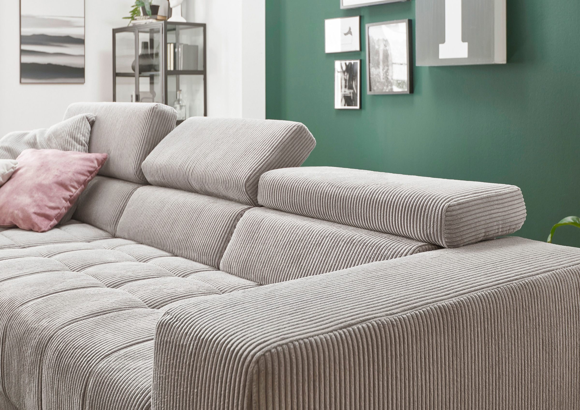 Die PlanBar Ecksofa »MP-IN15053 L-Form schmaler Schenkel« wahlweise mit Kopfteilverstellung und manueller Vorziehbank