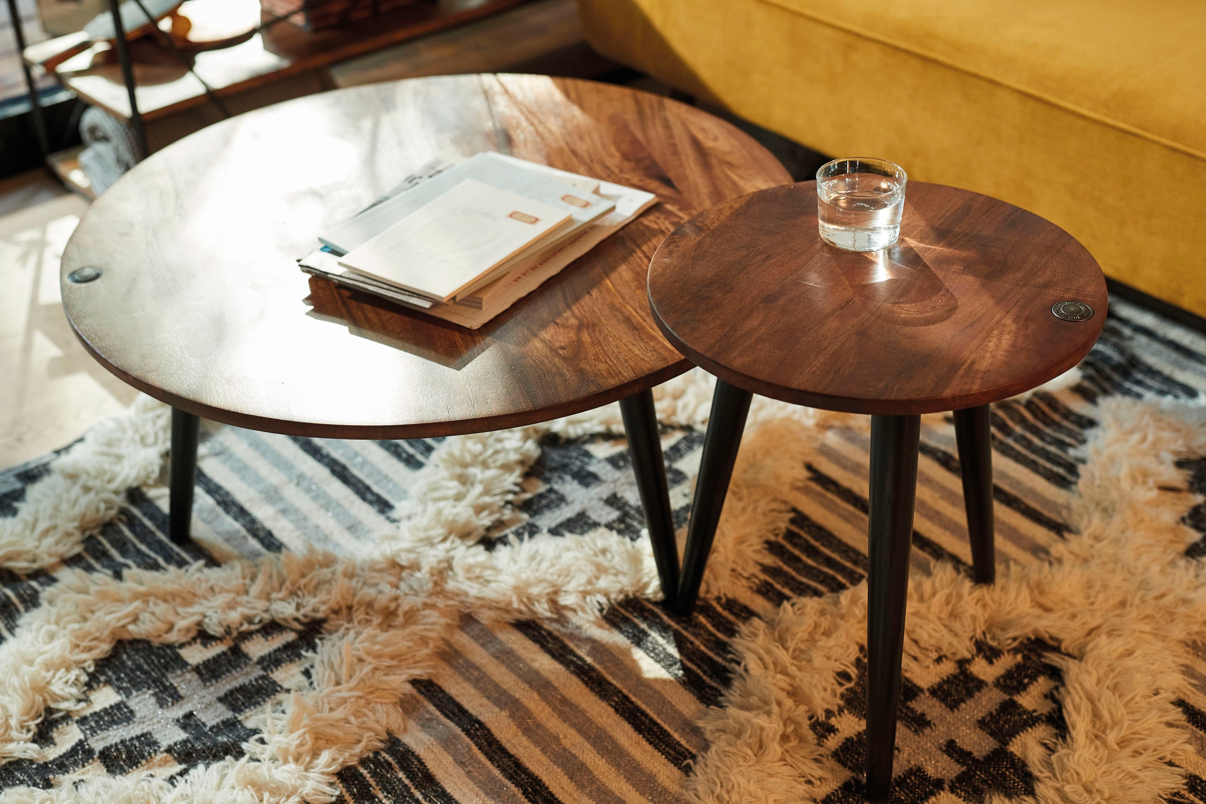 TOM TAILOR HOME Beistelltisch »T-WOOD TABLE HIGH«, Beistelltisch mit Knopfdetail, dunkles Mangoholz und schwarze Beine