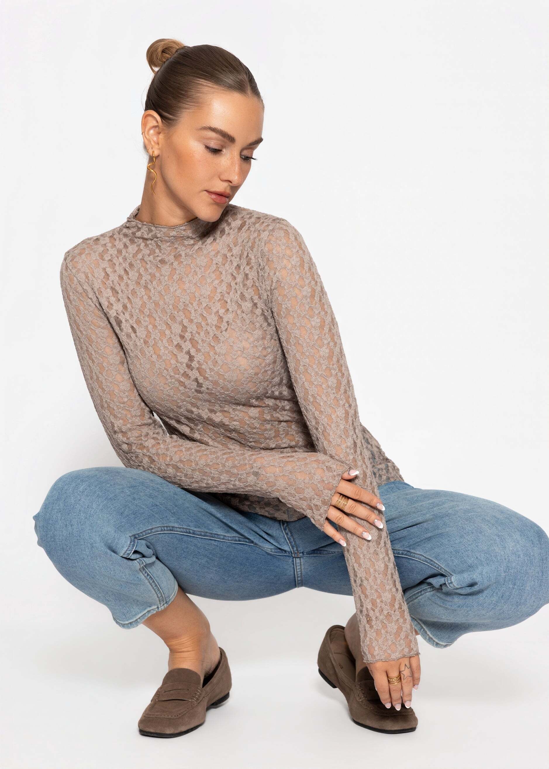 SASSYCLASSY Langarmshirt »Langarmshirt aus Spitze« Leicht transparentes Top mit Stehkragen in figurbetontem Schnitt