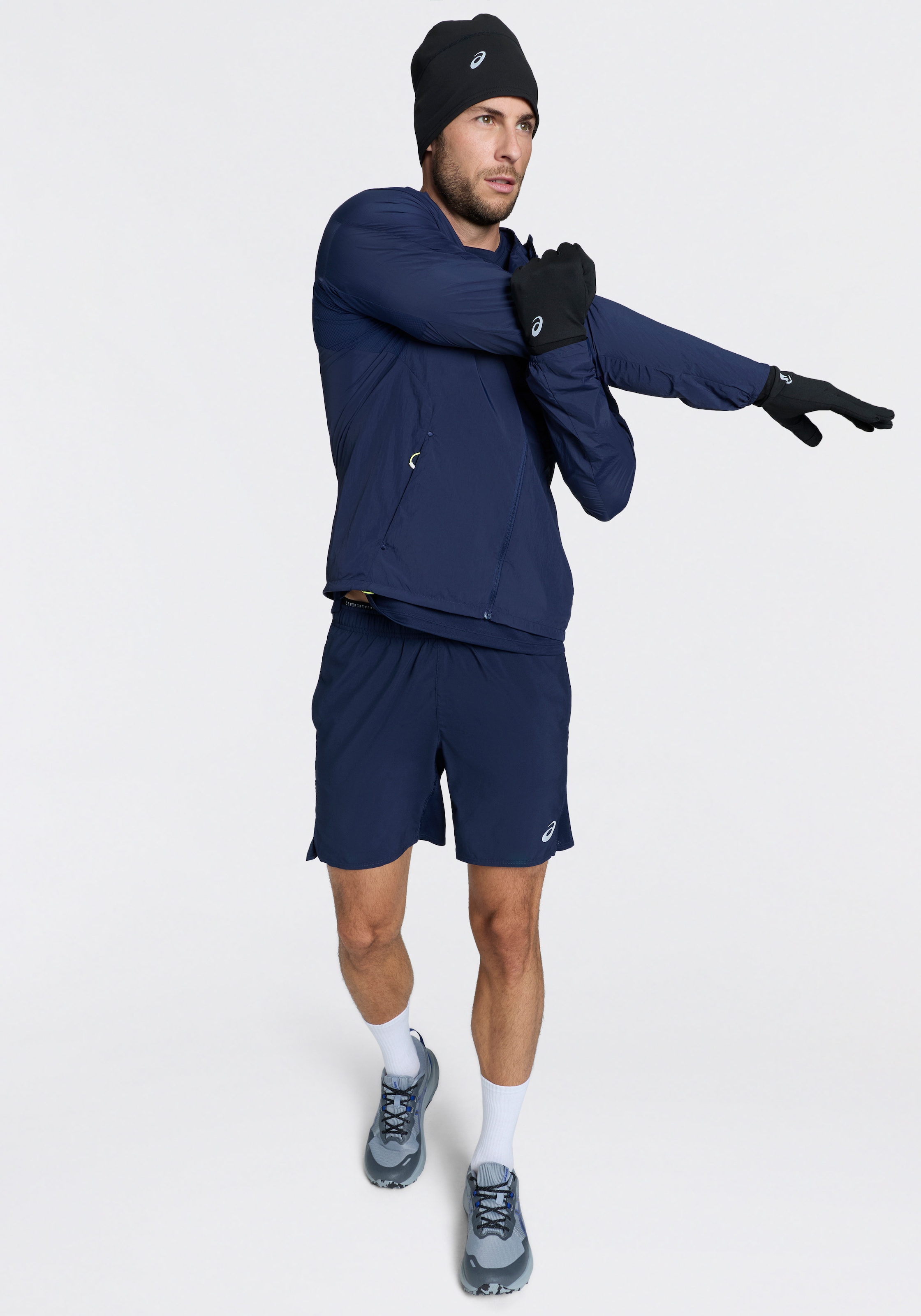 Asics Beanie »WINTER RUN BEANIE« Reflektierend, Unterstützende Passform, Haarschlitz hinten
