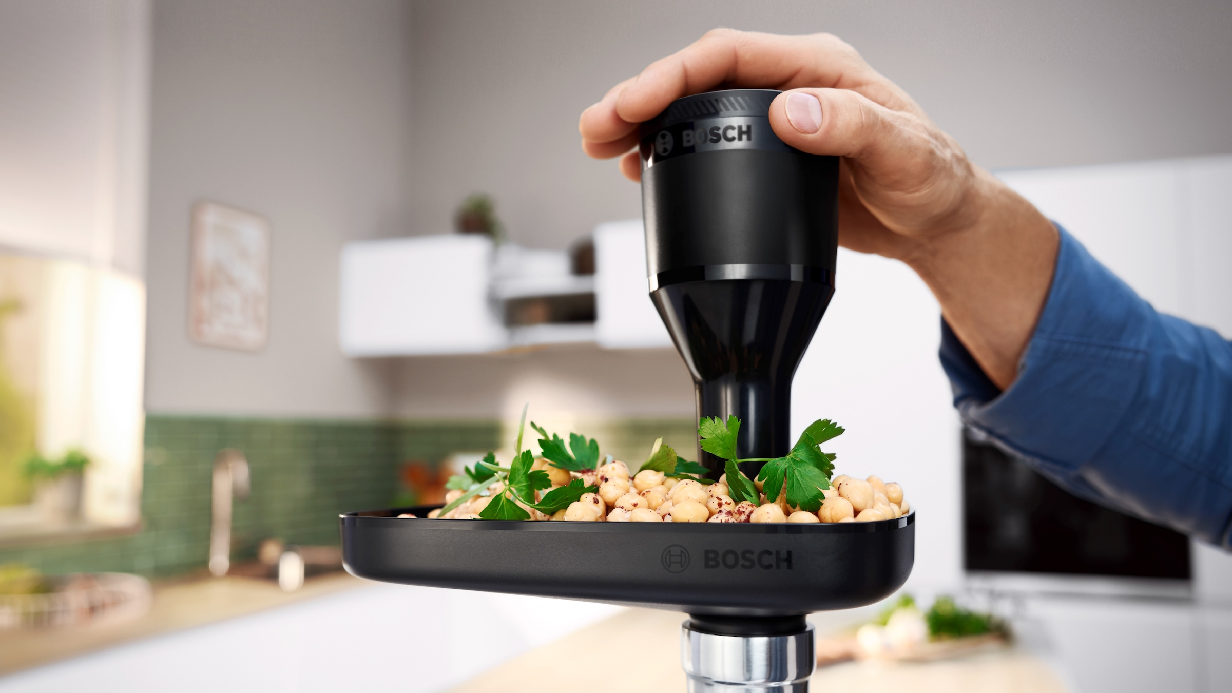 BOSCH Fleischwolf »Serie 4 MFWS420W, 1900 W Blockierlei., 2 Flügel-Messer, 2 Stufen, weiß«, 500 W, Metallkupplung, Wurststopfer, 10 J Motorgarantie, Rücklauffunktion
