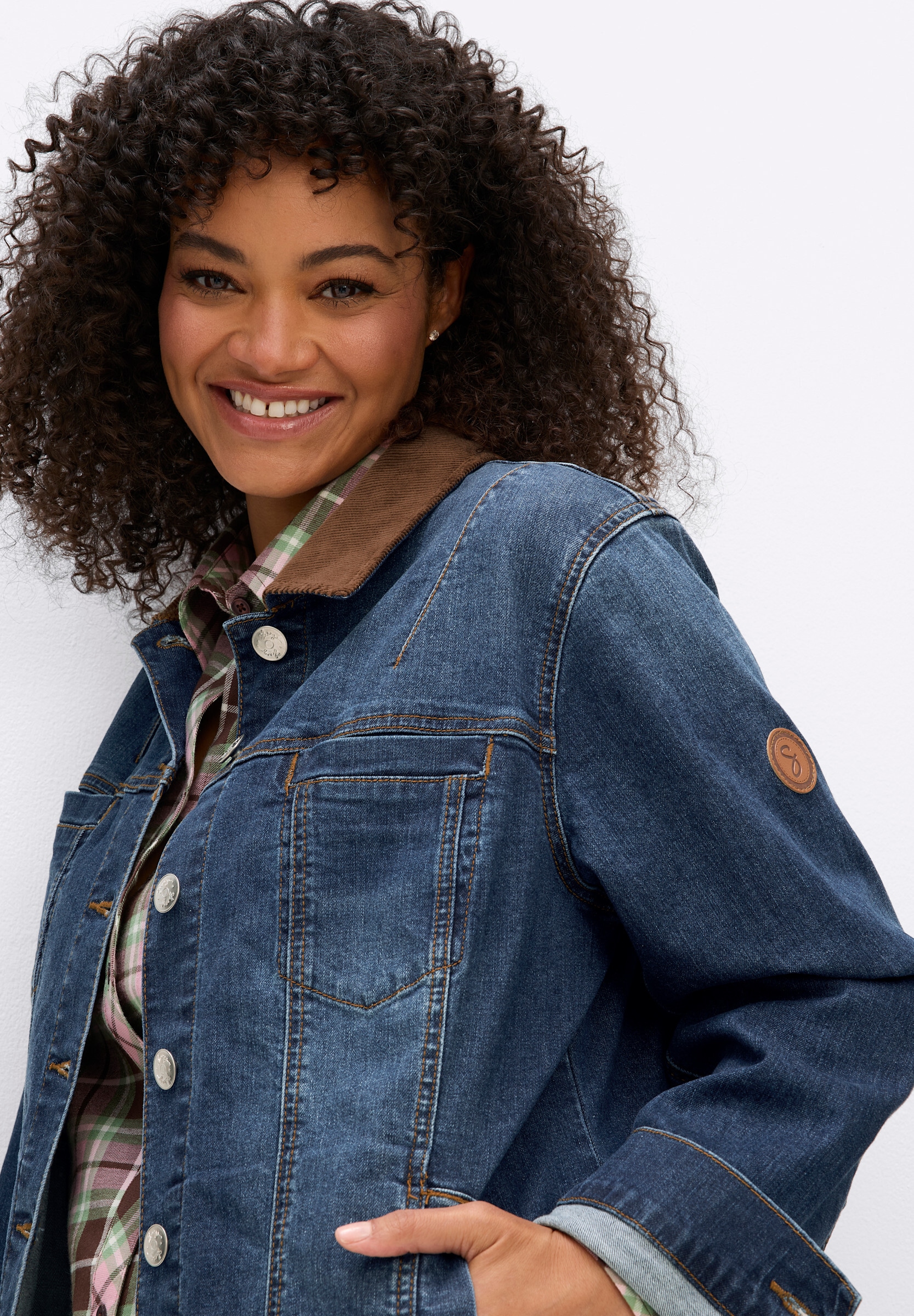 Sheego Jeansjacke »Jeans-Jacke Jeansjacke in leichter Waschung« ohne Kapuze