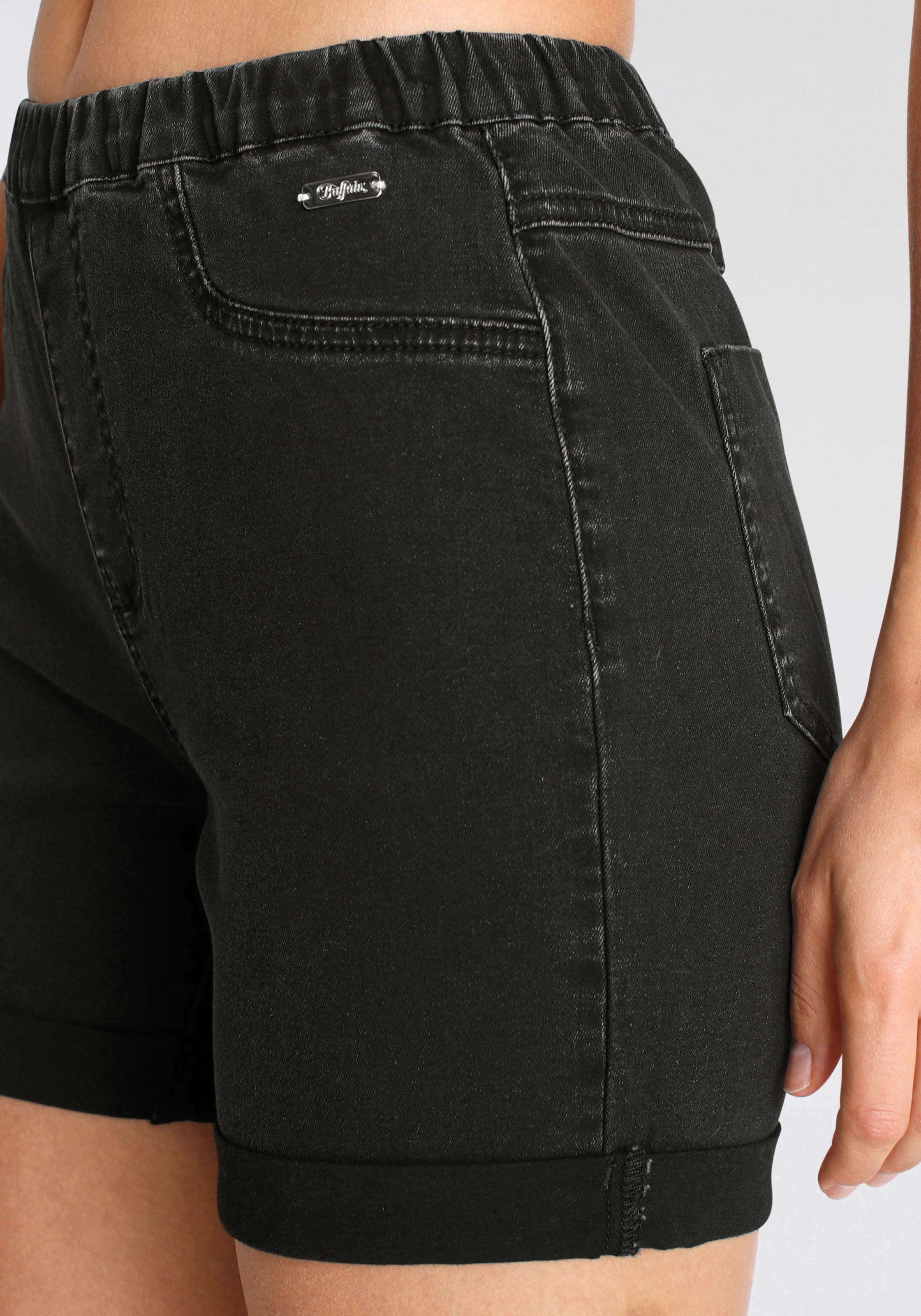 Buffalo Shorts, in elastischem Denim mit zwei Gesäßtaschen