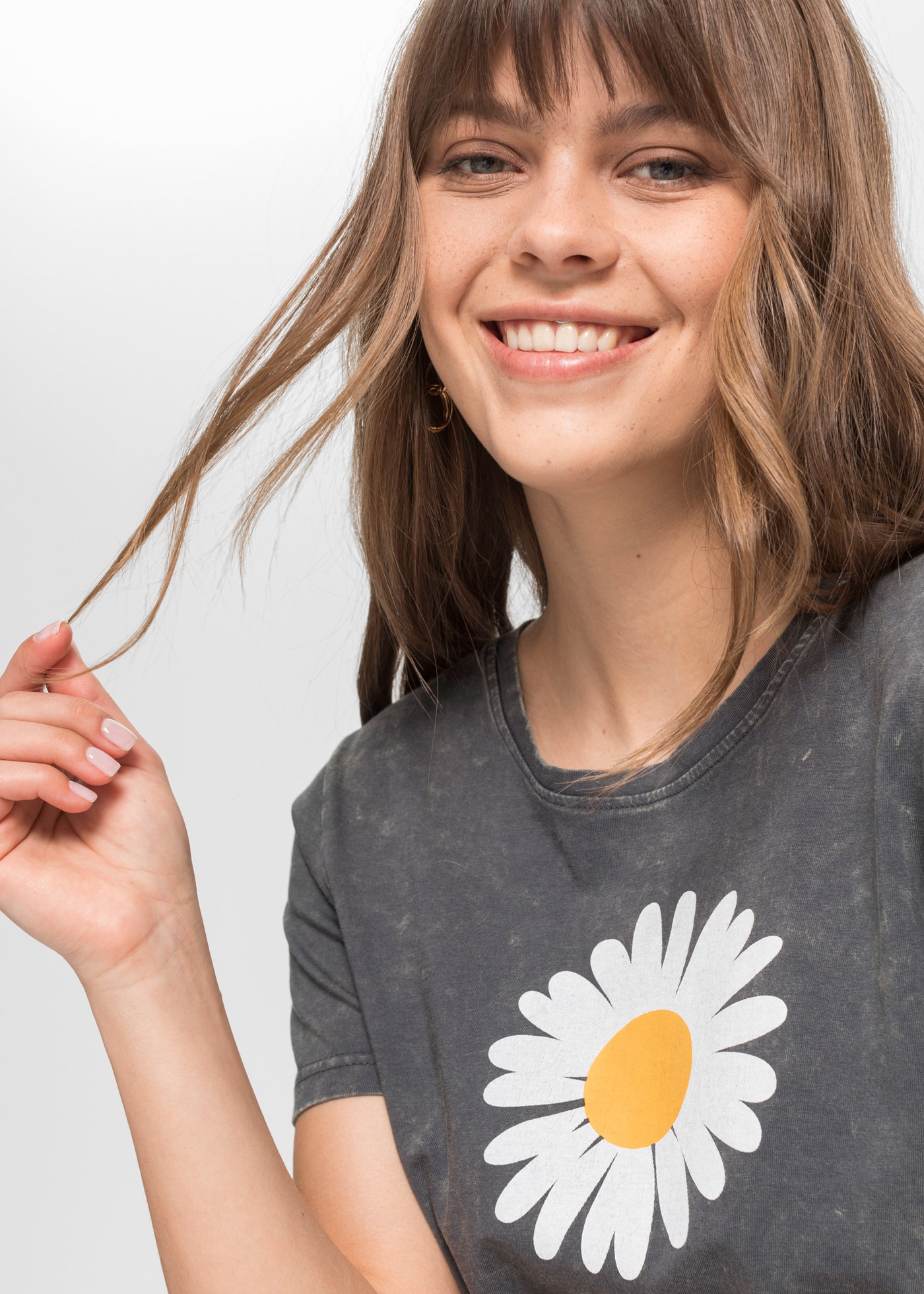 bonprix T-Shirt »T-Shirt aus reiner Baumwolle« Slim Fit Passform, Kurzarm-Design, mit Gänseblümchen-Print