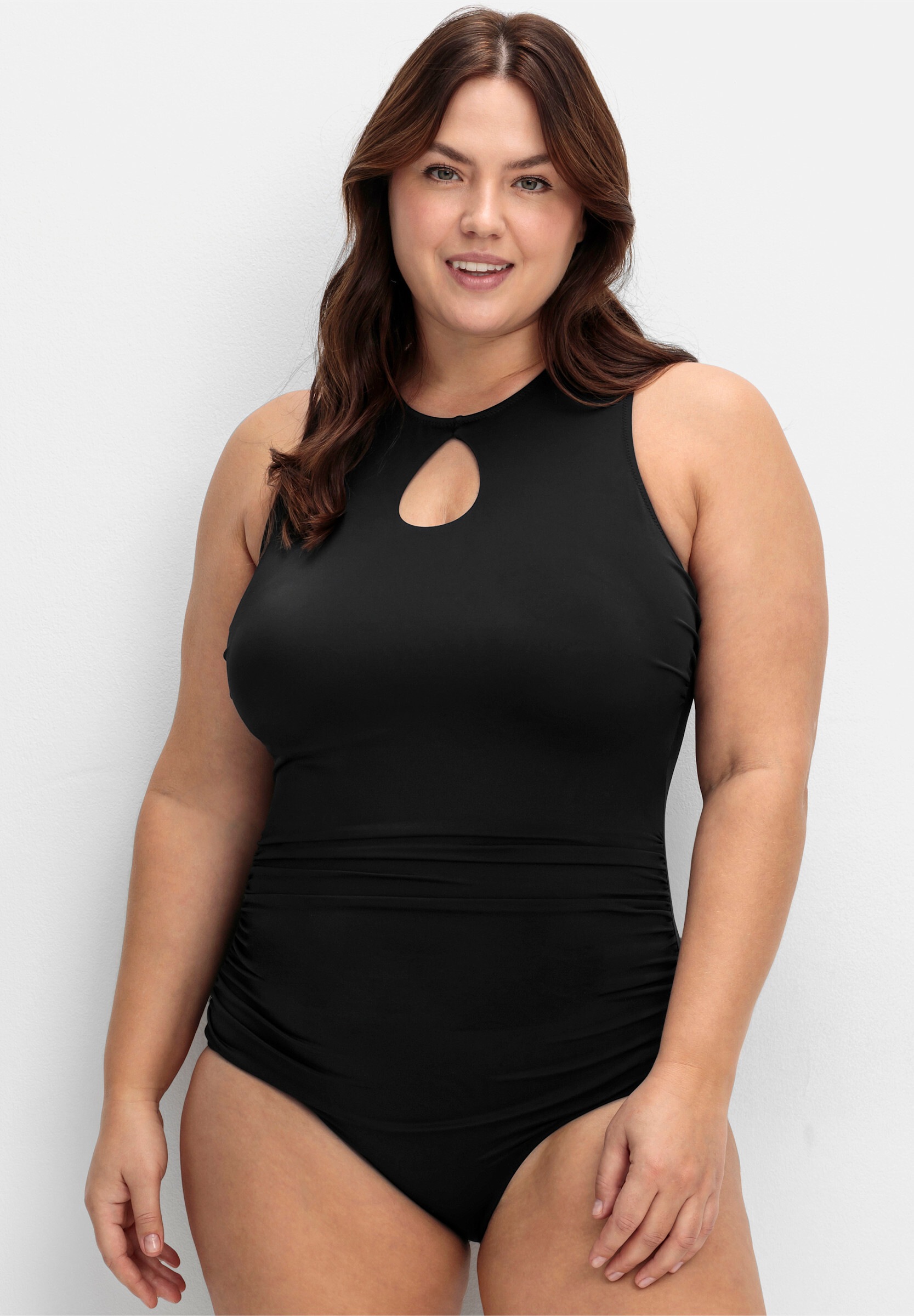 Sheego Badeanzug »Badeanzug Badeanzug mit Cut-out« mit raffiniertem Ausschnitt vone und hinten