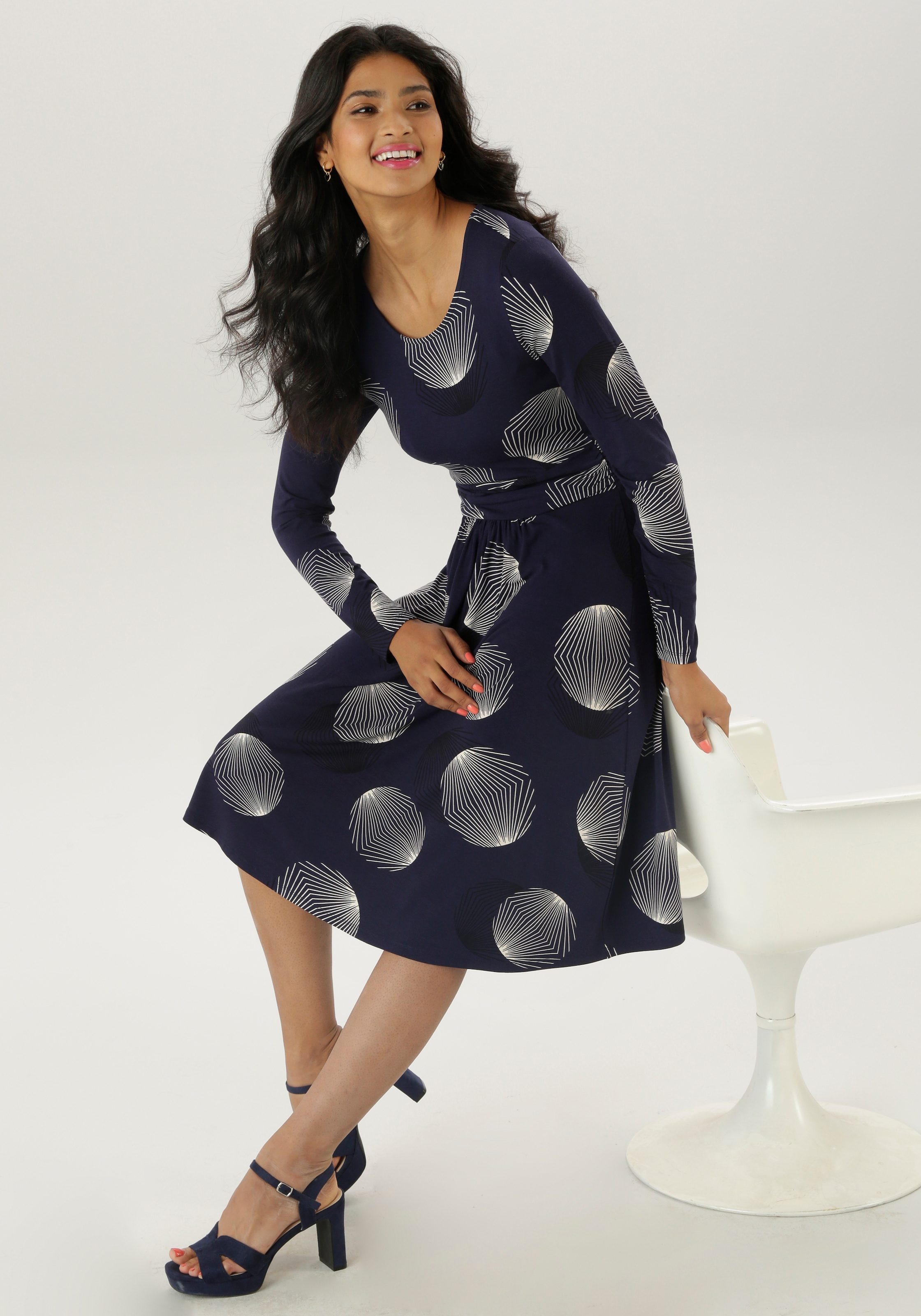 Aniston SELECTED Jerseykleid, mit figurbetonenden Raffungen in der Taille