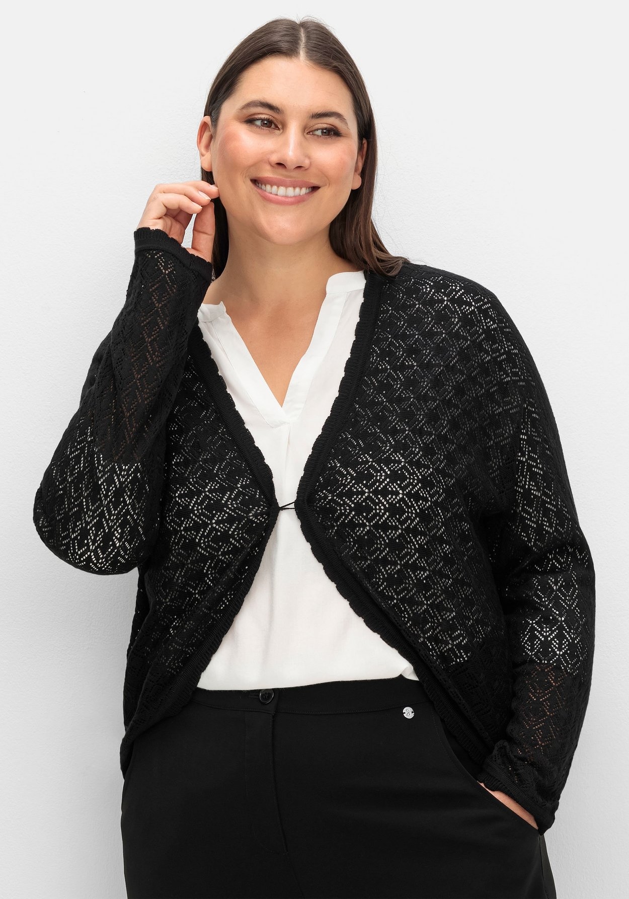 Strickjacke »Kurze Ajour-Strickjacke mit leicht transparentem Ajourstrickmuster«, mit...