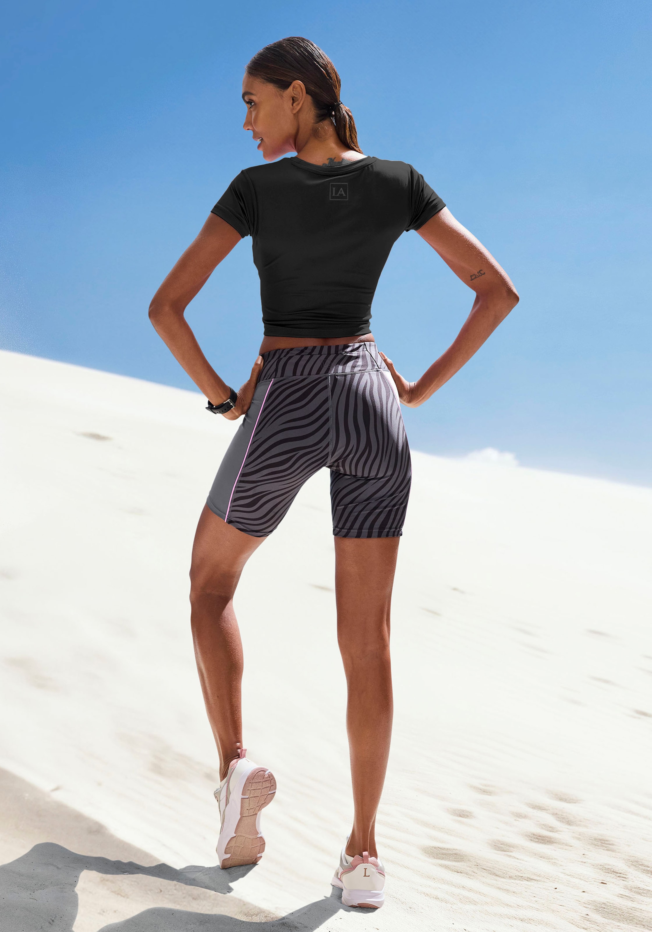 LASCANA ACTIVE Shorts, Sportshorts mit dezentem Zebramuster