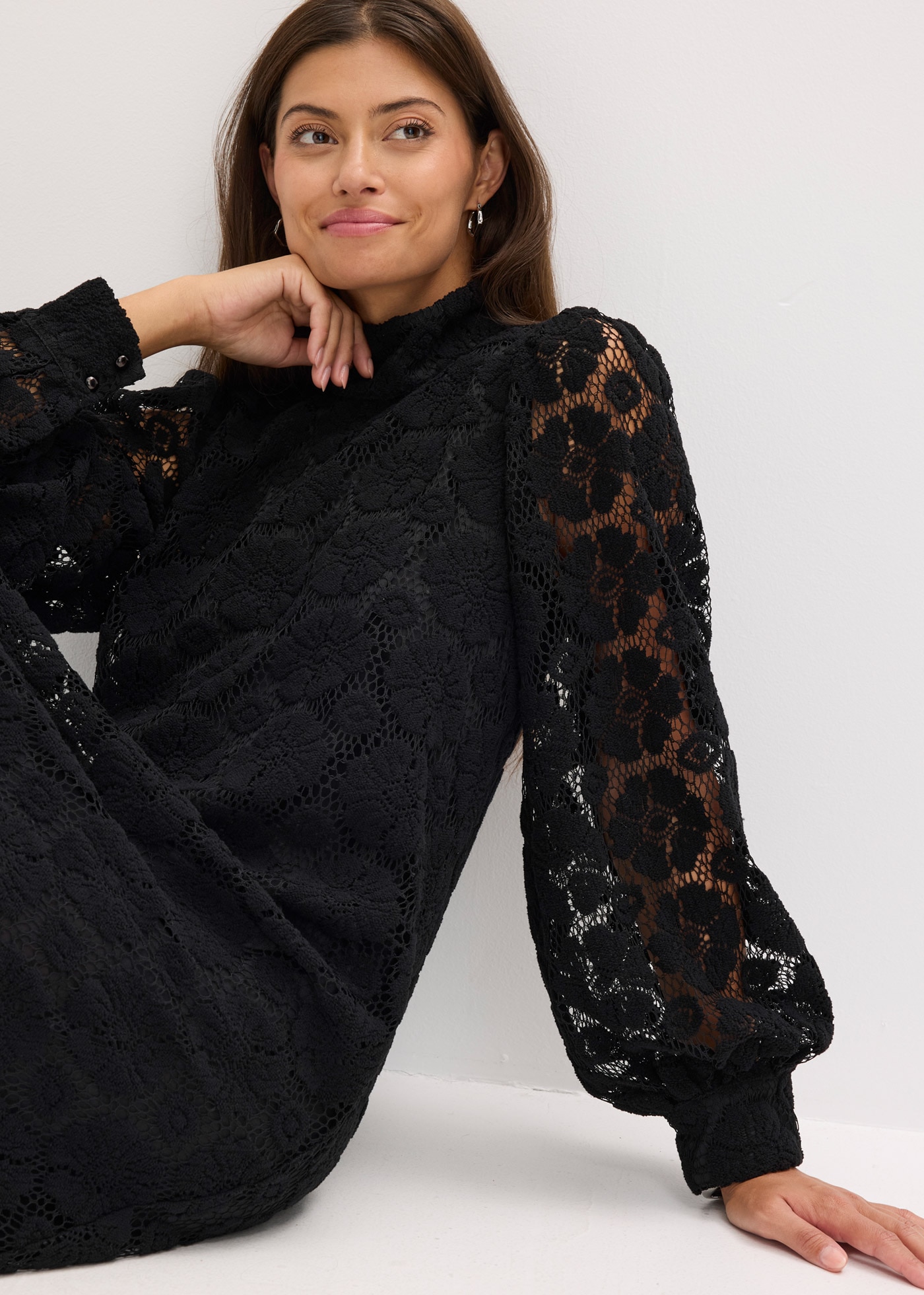 bonprix Minikleid »Minikleid aus Spitze« festlicher Stil, aus Polyester, A-Linie Passform, mit Stehkragen