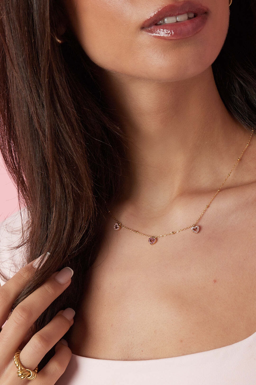 Adelia´s Kette mit Anhänger »Anhängerkette mit drei Herzanhängern und Strasssteinen 40 cm + 5 cm« Drei herzförmige Strassanhänger an der feinen Gliederkette prägen diesen modischen Modeschmuck