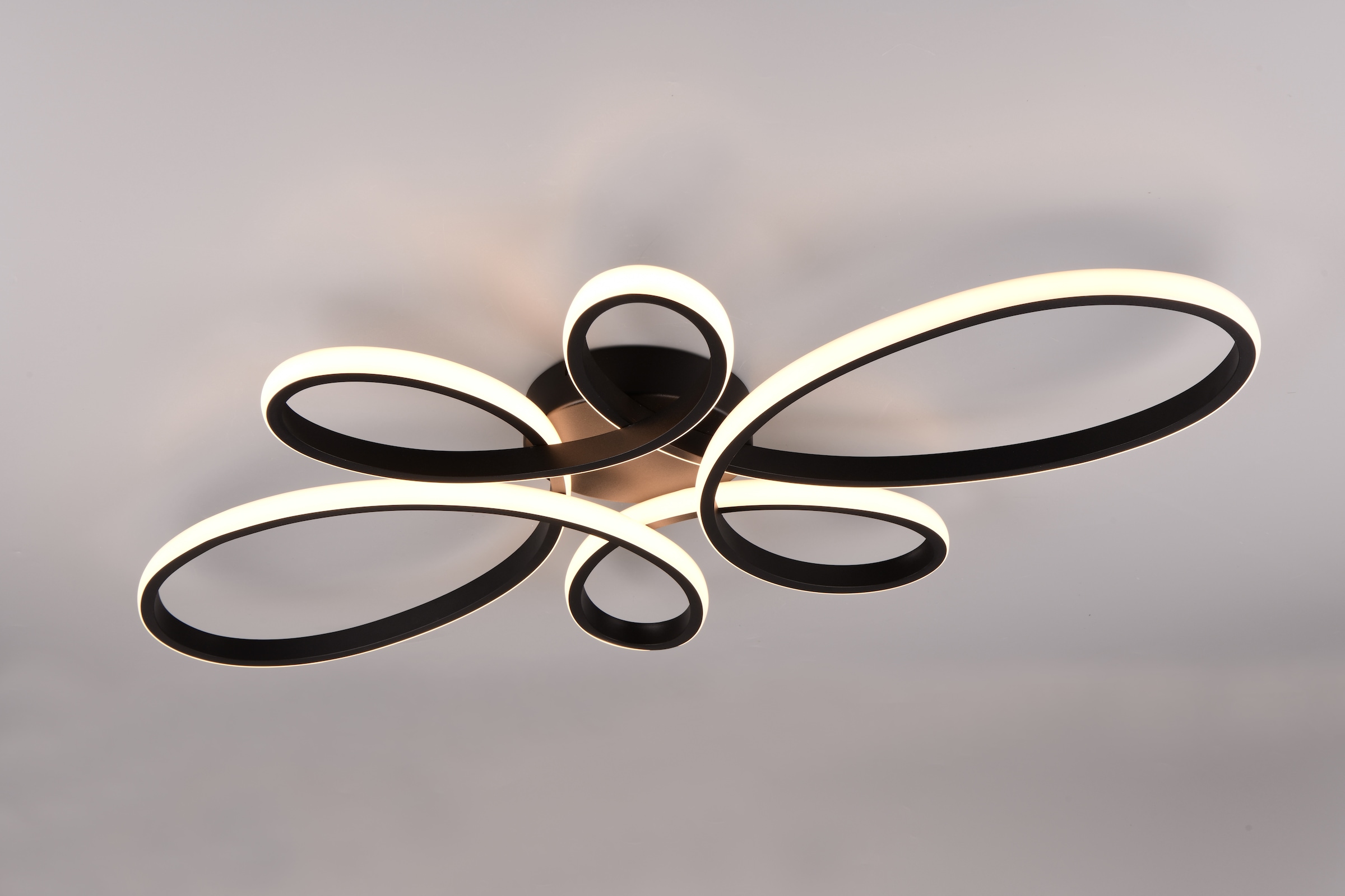 TRIO Leuchten LED Deckenleuchte »FLY, Deckenlampe LED 32W 3900 Lumen warmweiß 3000K 3-Stufen dimmbar« LED-Board 1 Stk. Warmweiß Maße 83x45 cm, LED Band Schleife Deckenlampe Schlafzimmer Wohnzimmer