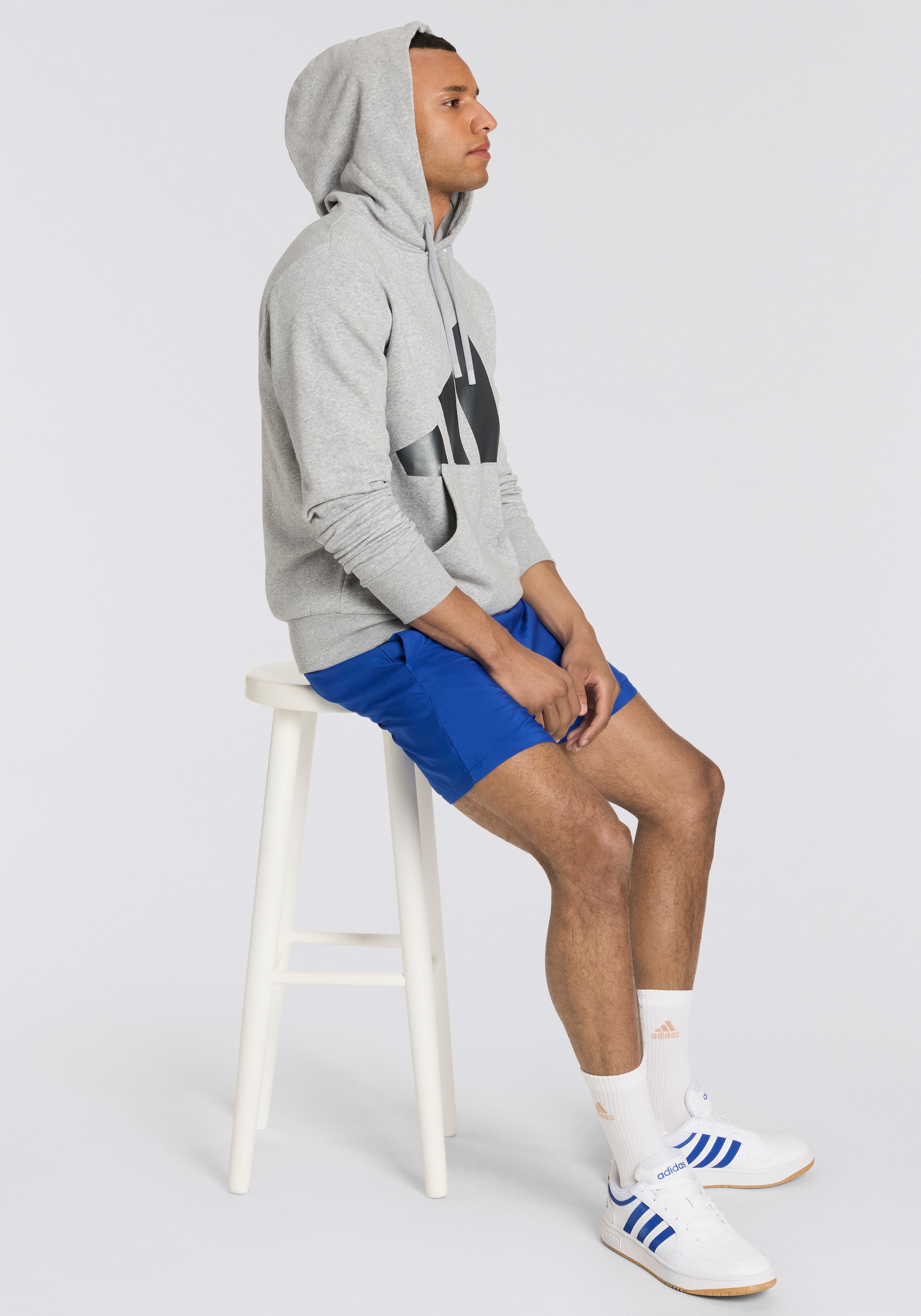 adidas Sportswear Kapuzensweatshirt »HOLIDAY 3S HOODIE«, mit großem BOS Branding, festliches Design, mit Rundhalsausschnitt
