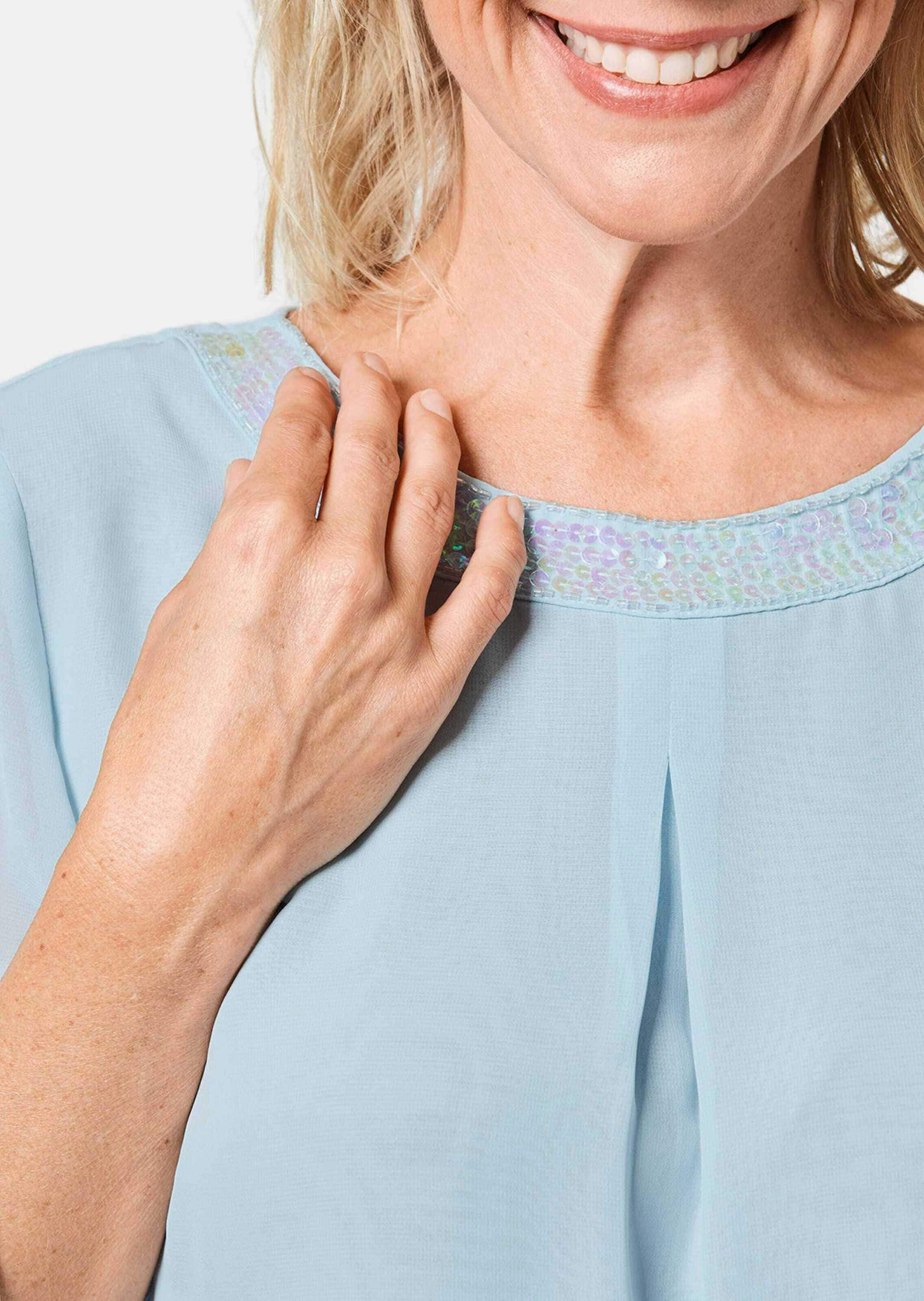 GOLDNER Kurzarmbluse »Kurzgröße Luftige Chiffonbluse mit Pailletten«