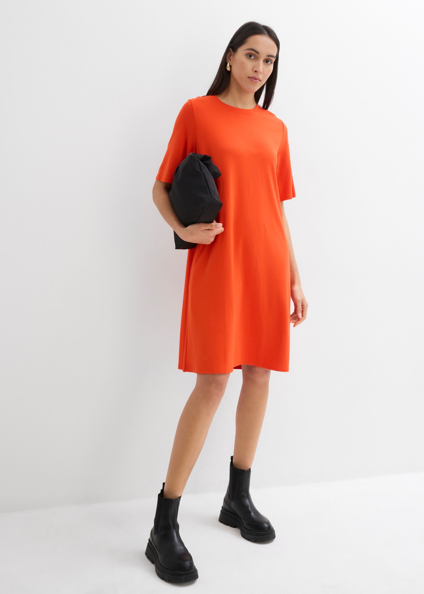 bonprix Shirtkleid lässige Passform, A-Linie, Kurzarm-Design, aus Viskose, ohne Kragen