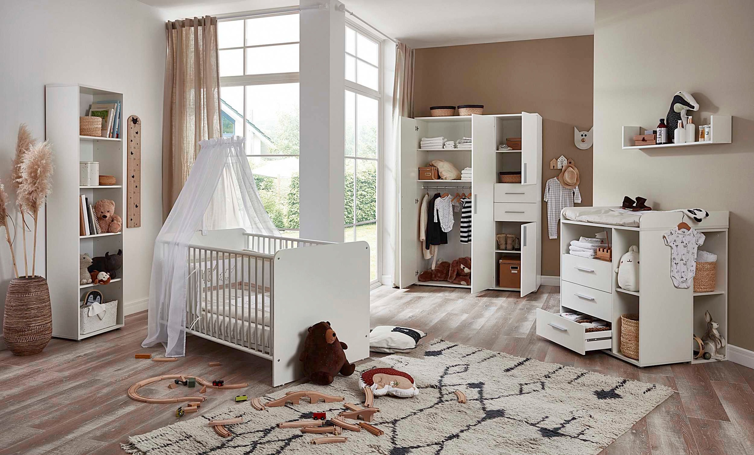 BMG Möbel Babyzimmer-Komplettset »Lea«, (Set, 7 tlg., Bett, Wickelkommode, Schrank, Standregal, Unterstellregal, Wandboard), Bett + Wickelkommode + 4-trg. Schrank + Standregal + Unterstellregal