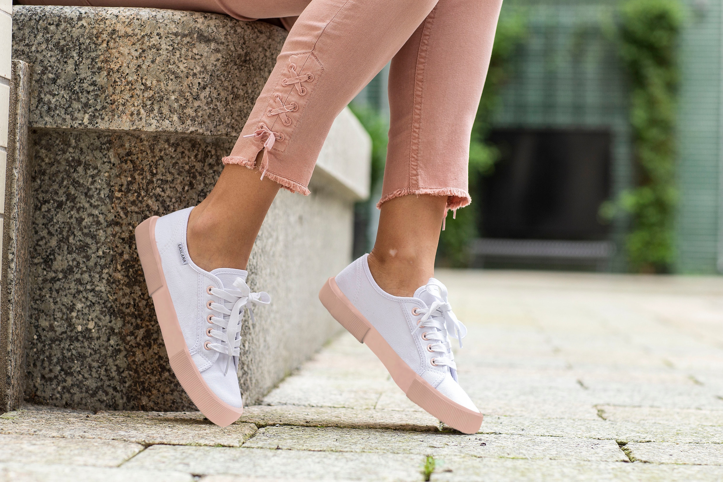LASCANA Sneaker, Halbschuh,Schnürhalbschuh,Freizeitschuh, farblich abgesetzte Sohle