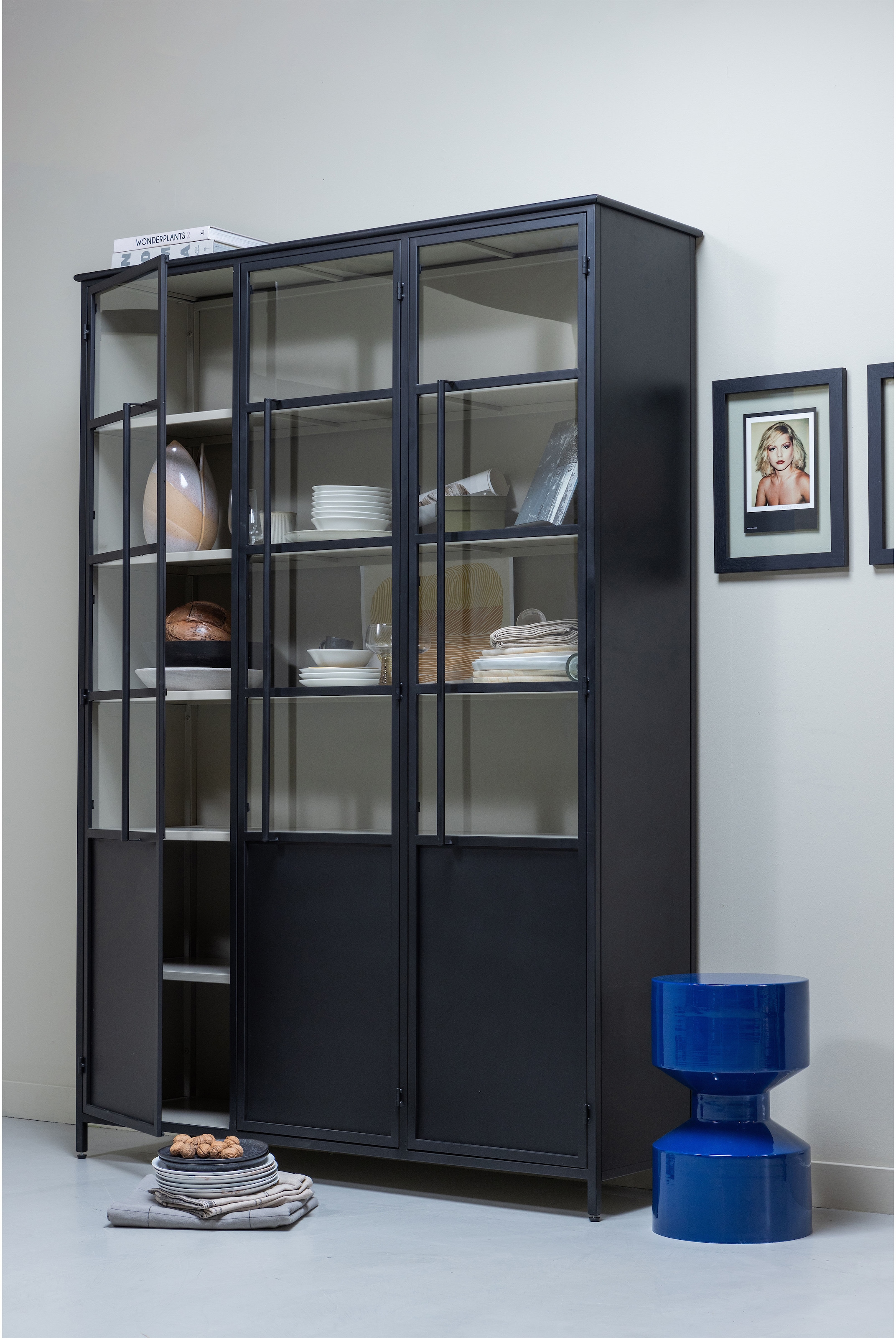 WOOOD Vitrine »EXHIBIT XL 3-TÜRIG SCHRANK METALL B/T/H: 140/44/200 cm« Ausstellungsvitrine  aus mattem Metall bietet 5 stabile Böden