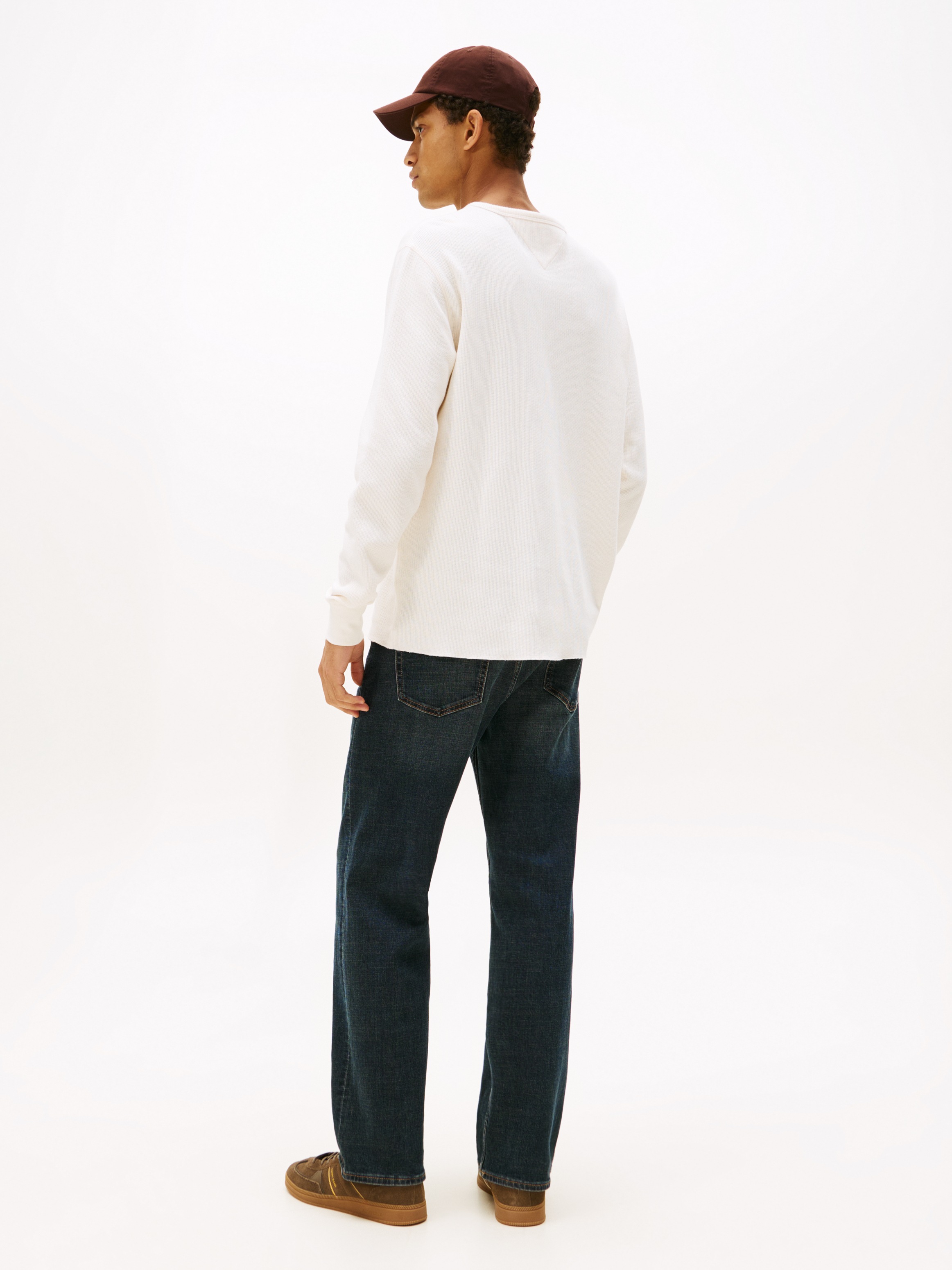 Tommy Jeans Henleyshirt »TJM WAFFLE SCRIPT HENLEY«, Rundhals, slim fit, mit feiner Struktur