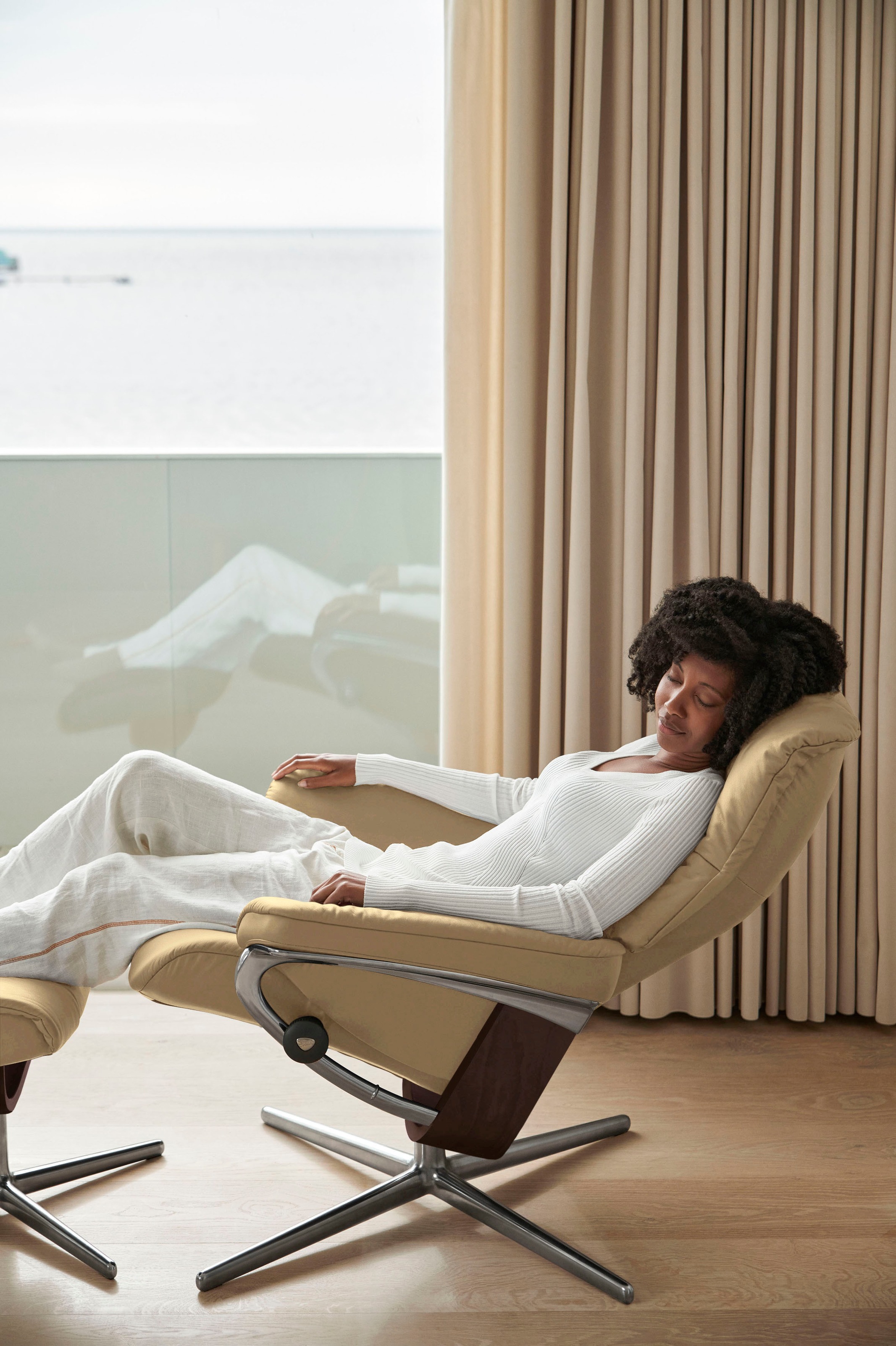 Stressless® Relaxsessel »Mayfair«, (Set, Relaxsessel mit Hocker), mit Hocker, mit Cross Base, Größe S, M & L, Holzakzent Braun