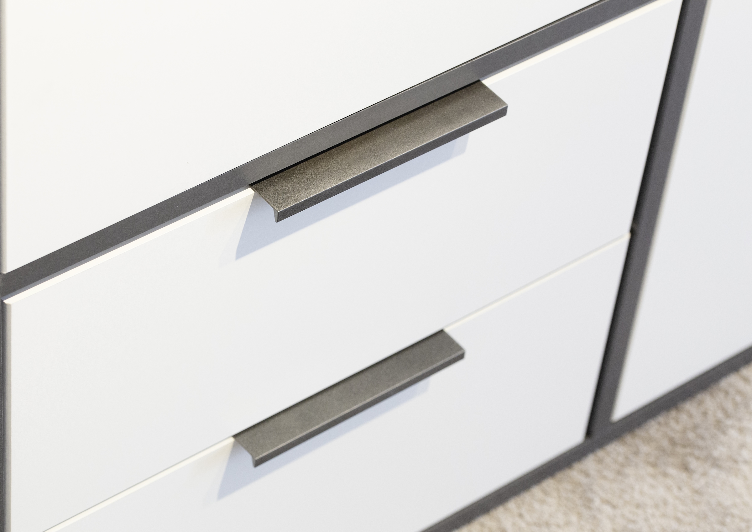 rauch Drehtürenschrank »Kleiderschrank Schrank Garderobe Wäscheschrank NAGATA viel Stauraum«, (in 3 verschiedenen Ausstattungen BASIC/CLASSIC/PREMIUM), mit Schubladen sowie Stangengriffen TOPSELLER MADE IN GERMANY