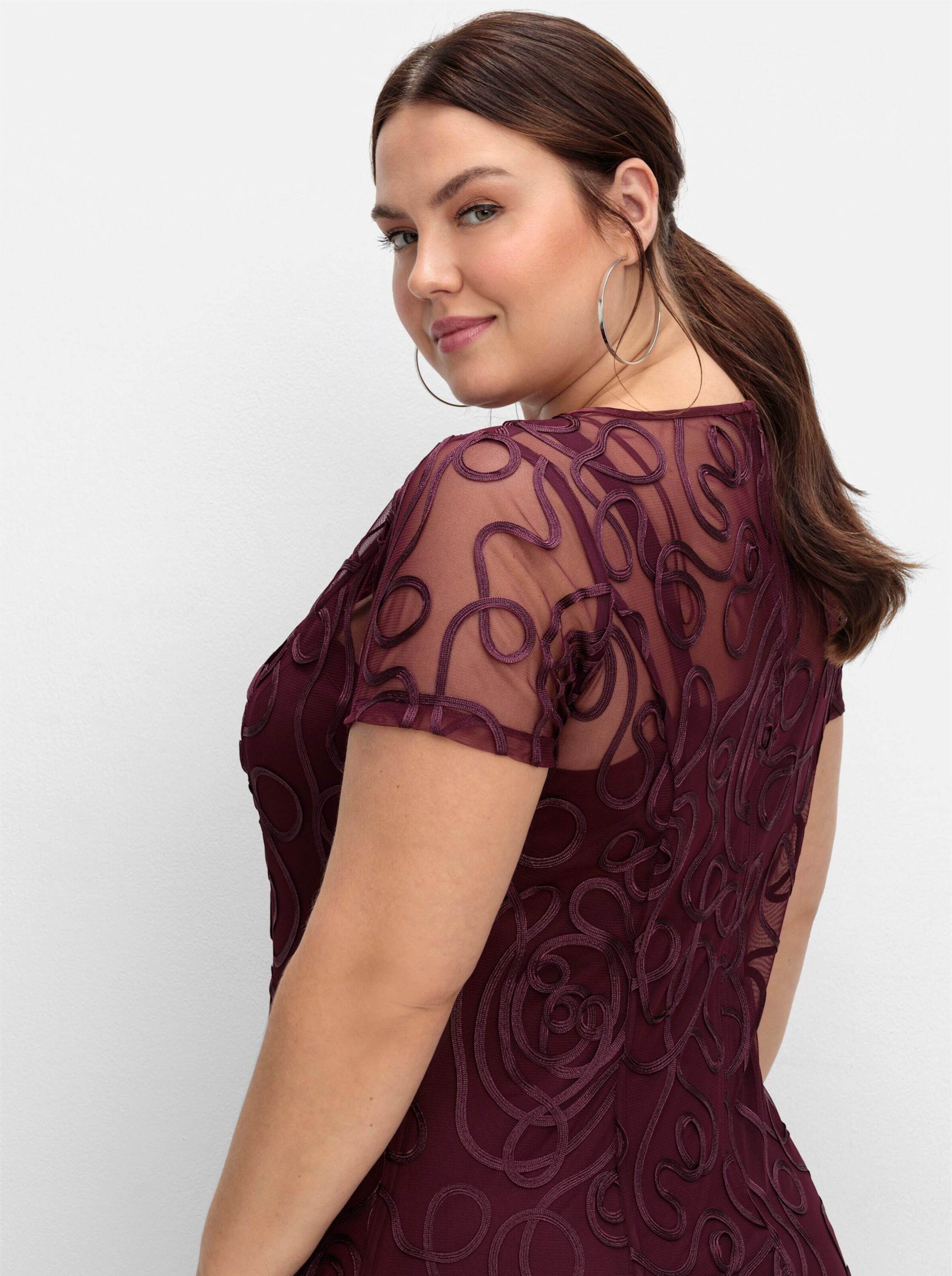 Sheego Cocktailkleid »Spitzenkleid Cocktailkleid mit Zierborten« Ohne Tasche in leicht ausgestellter Passform