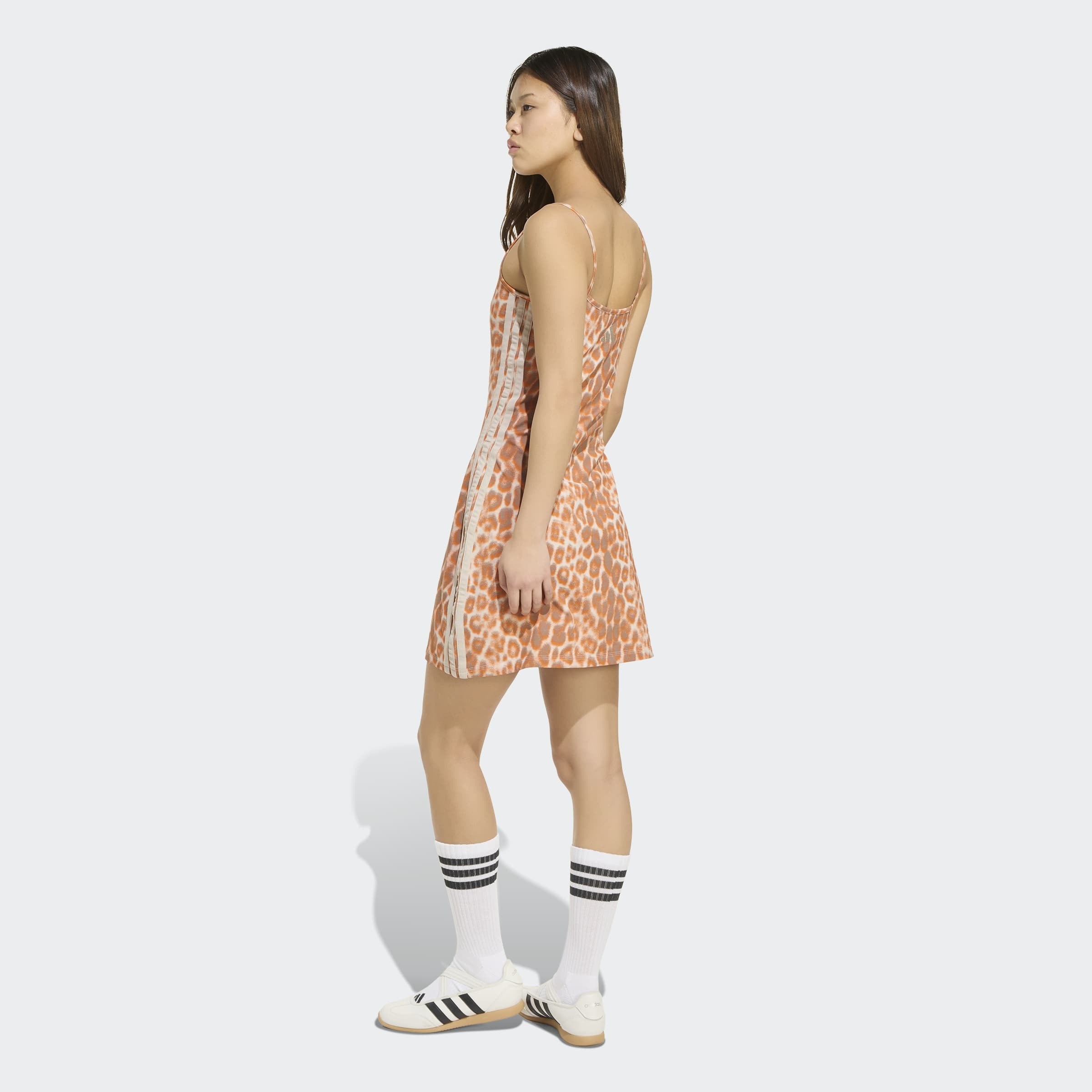 adidas Sportswear Shirtkleid »SEASONAL ESSENTIALS MIT LEOPARDENPRINT UND 3-STREIFEN«