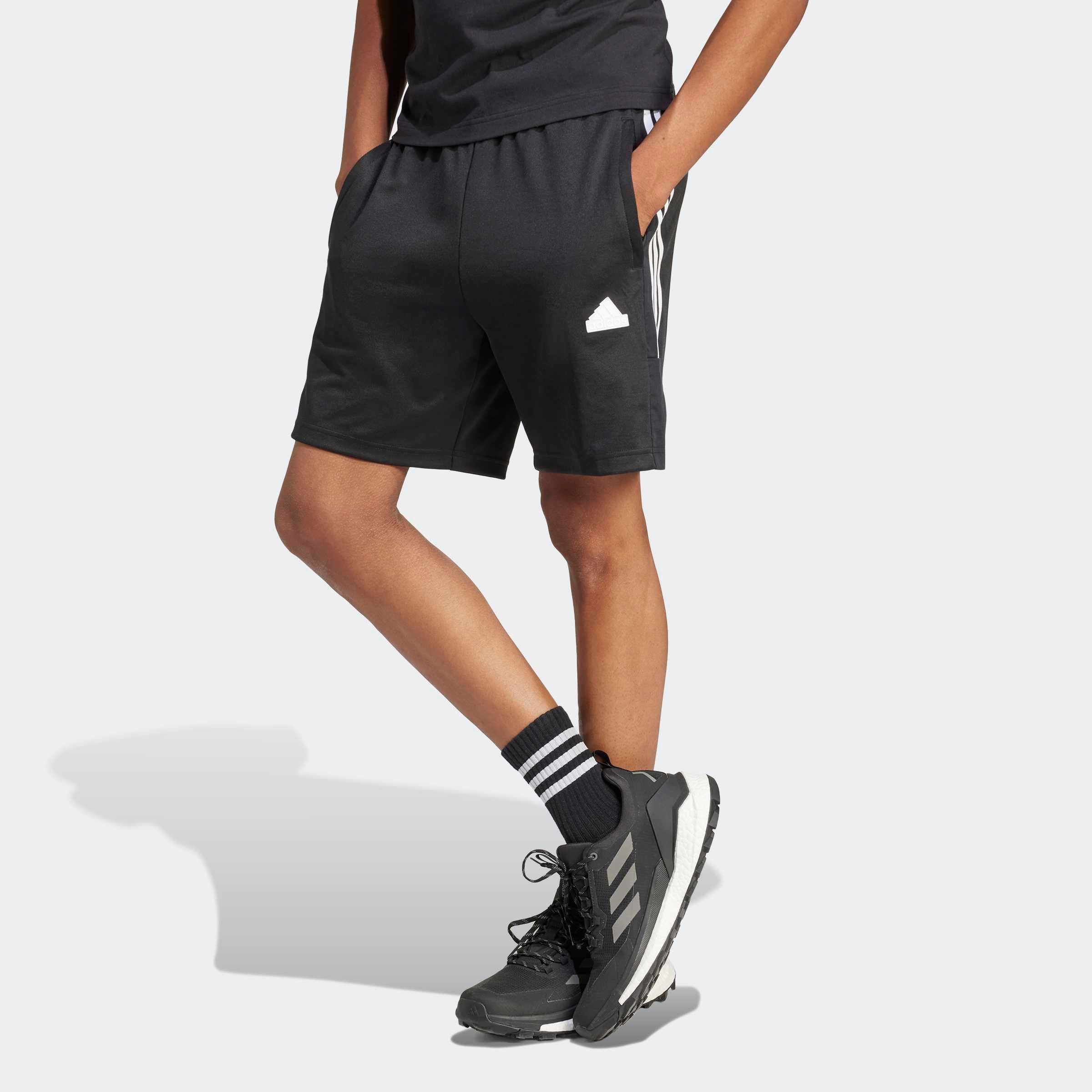 adidas Sportswear Shorts »M TIRO SHO Q1«, (1 tlg.), Trainingsshorts mit Logo, Druckknopftasche
